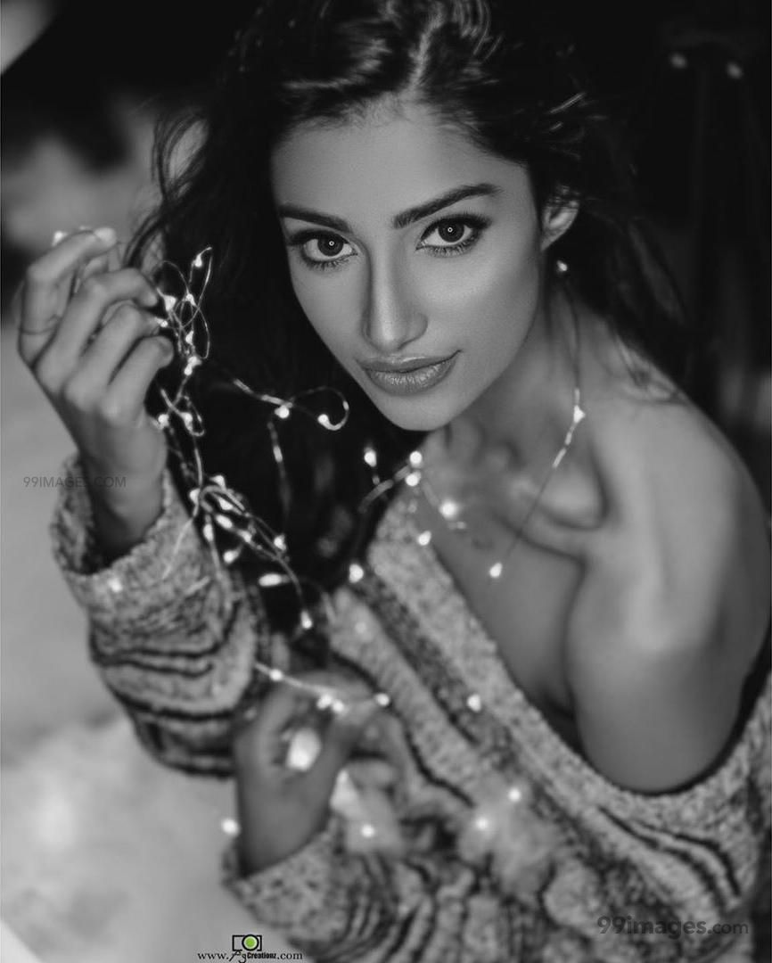 Meenakshi Chaudhary HD Wallpaper (Desktop Background / Android / iPhone) (1080p, 4k) (866x1080)