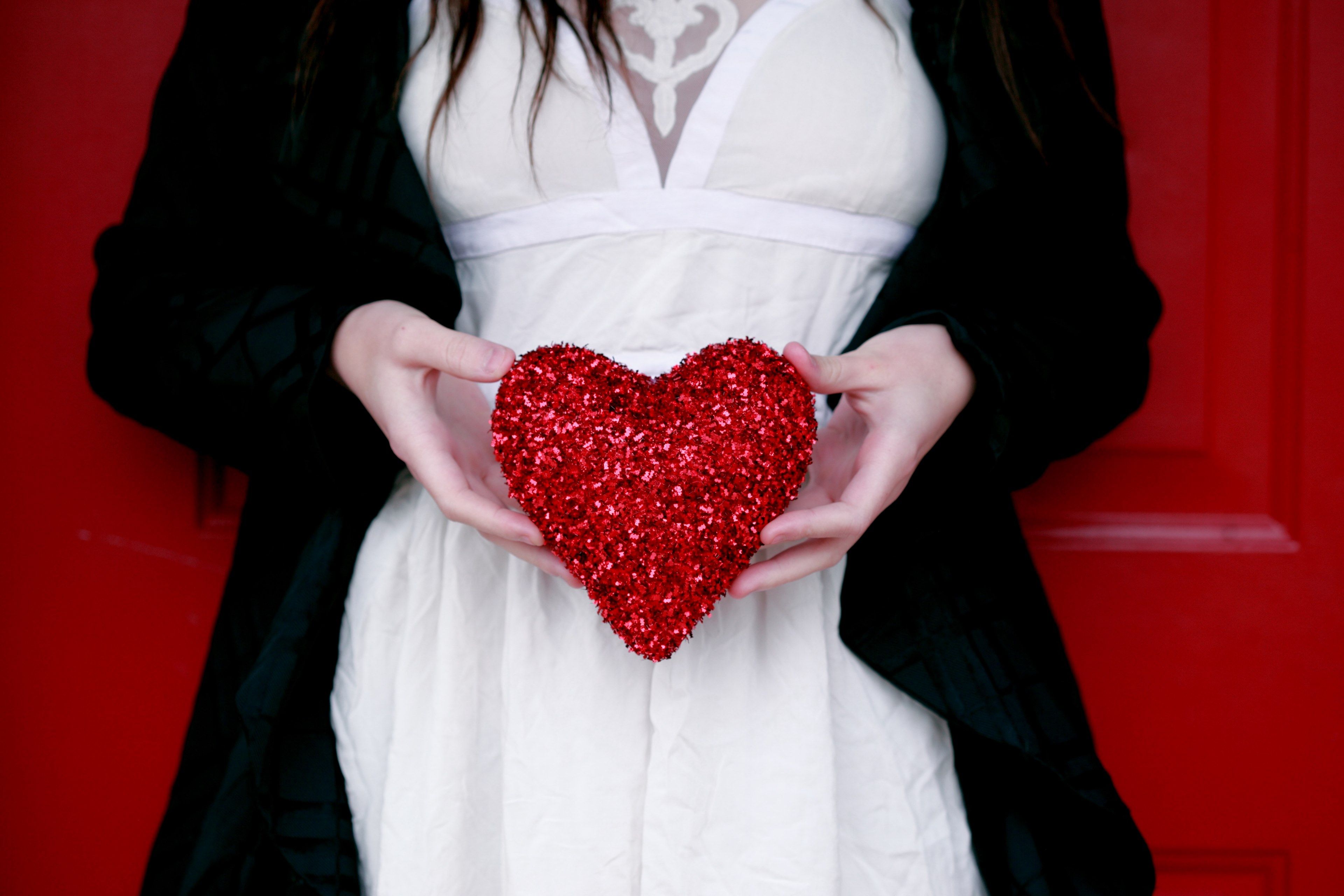 Wallpaper / girl with red glitter valentine heart 4k wallpaper