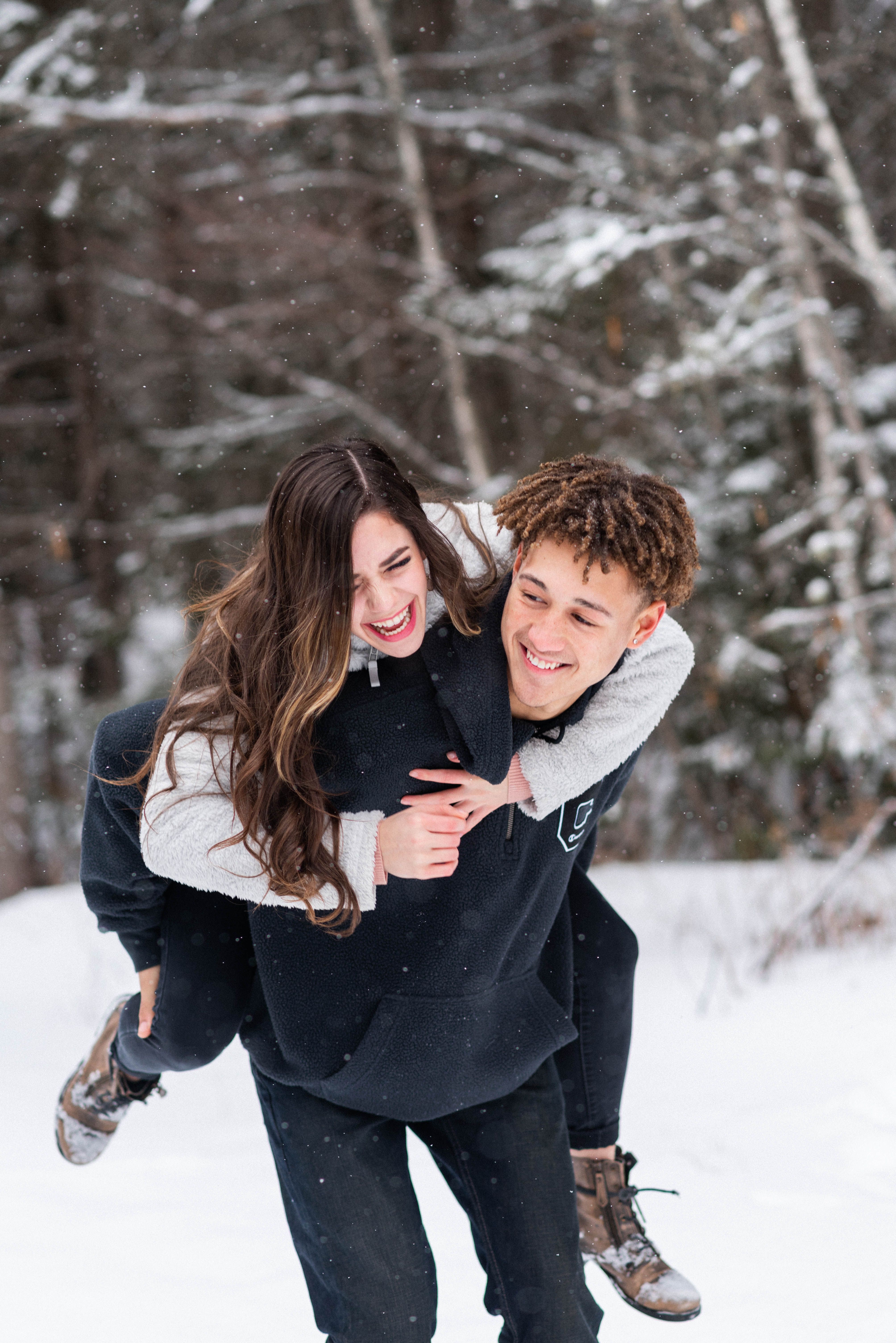 Couple #photos #Top #Winter Winter couple piggyback photo. Winter couple photo. Winter couple p. Winter couple picture, Couple photo, Couple photography winter