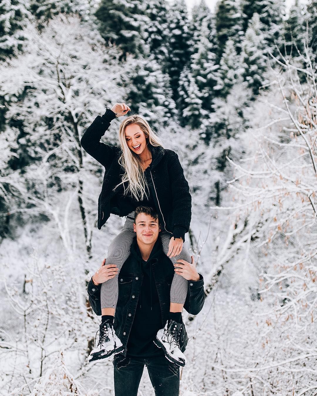 Fun in the Snow. Winter couple picture, Family photo outfits winter, Family photo outfits
