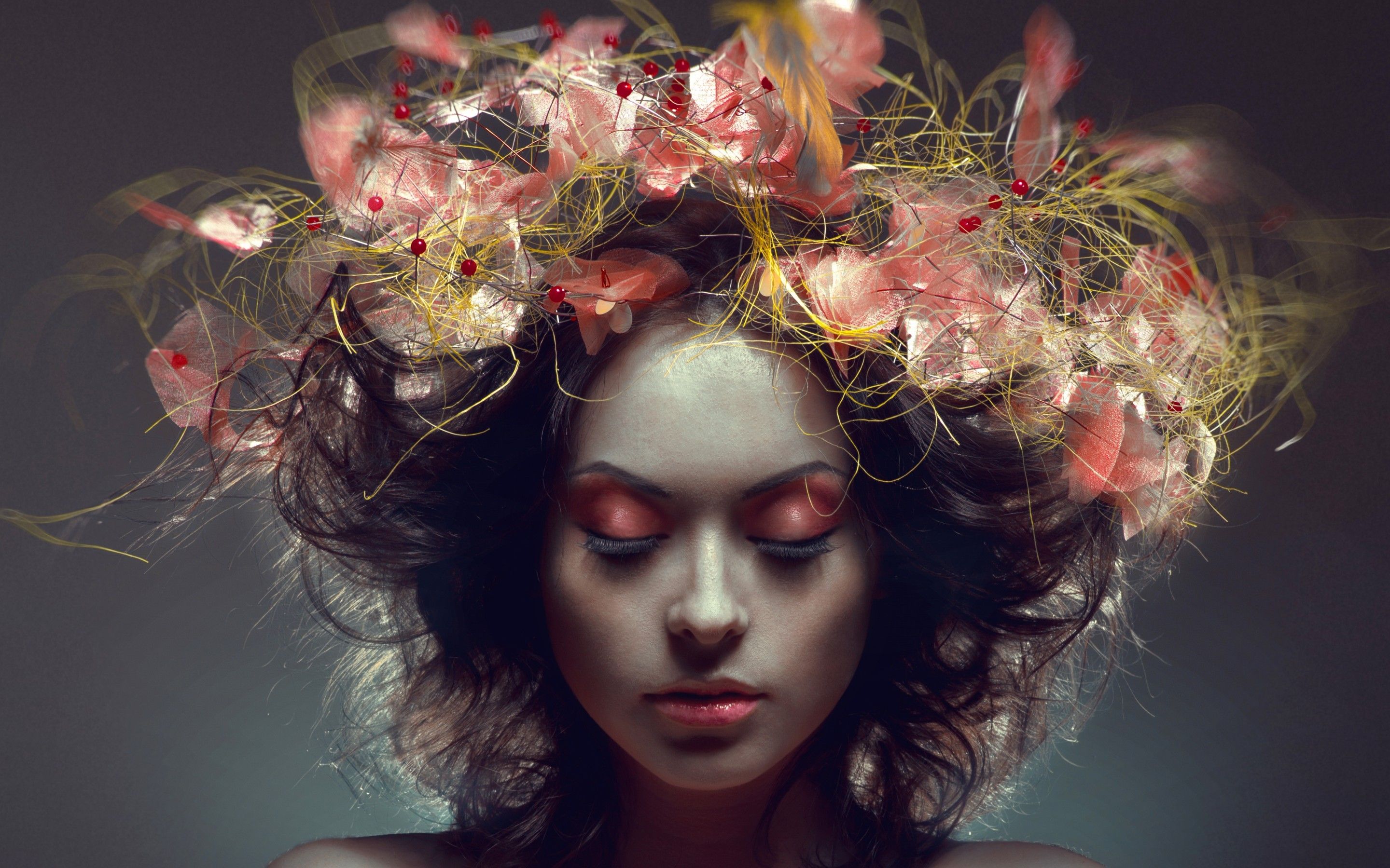 Девушка с цветами в голове