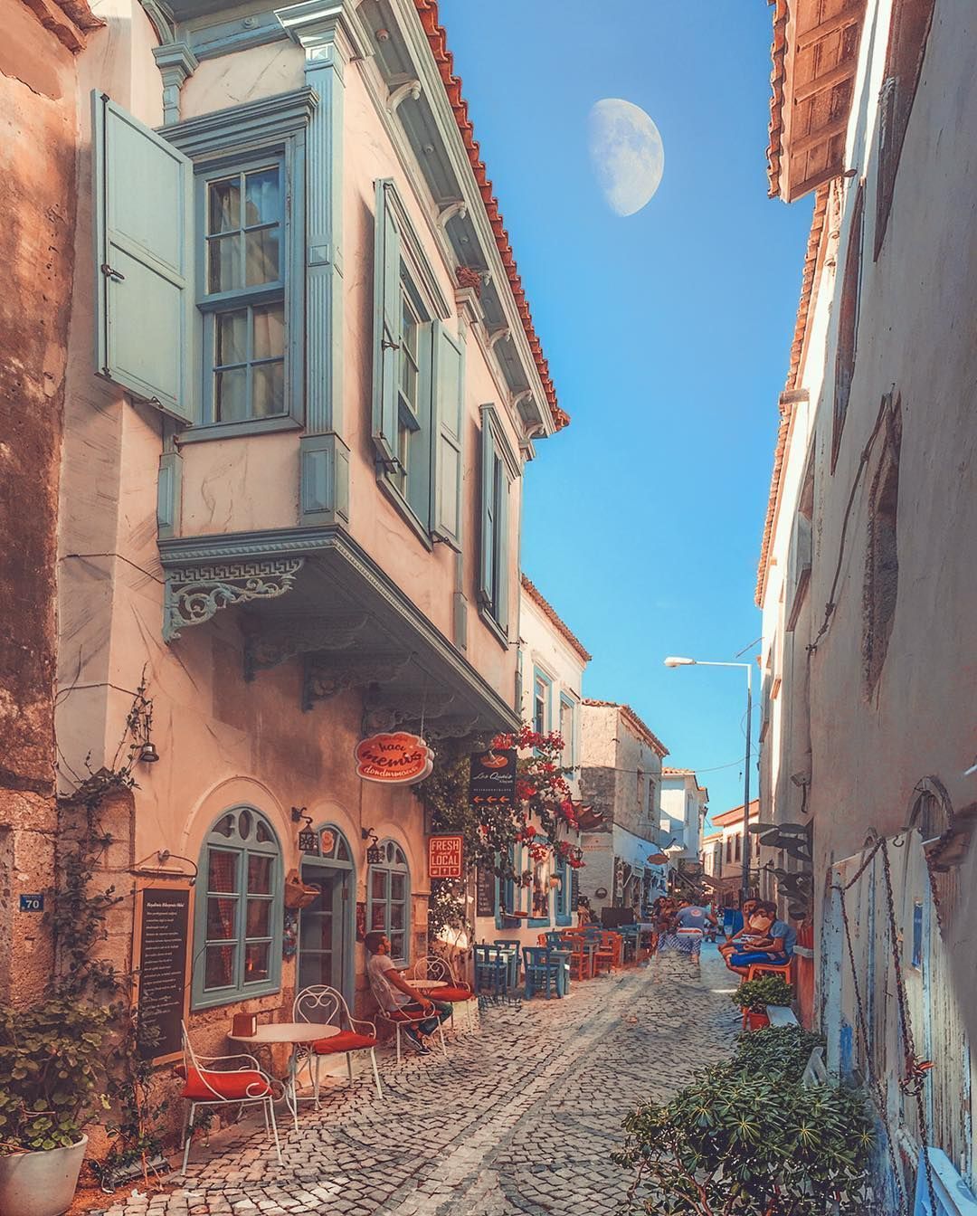 olayseven Yine bir gün Alaçatı'dayız. #alaçatı #izmir #turkey #olayseven #bestoftheday. Street view, City, Istanbul