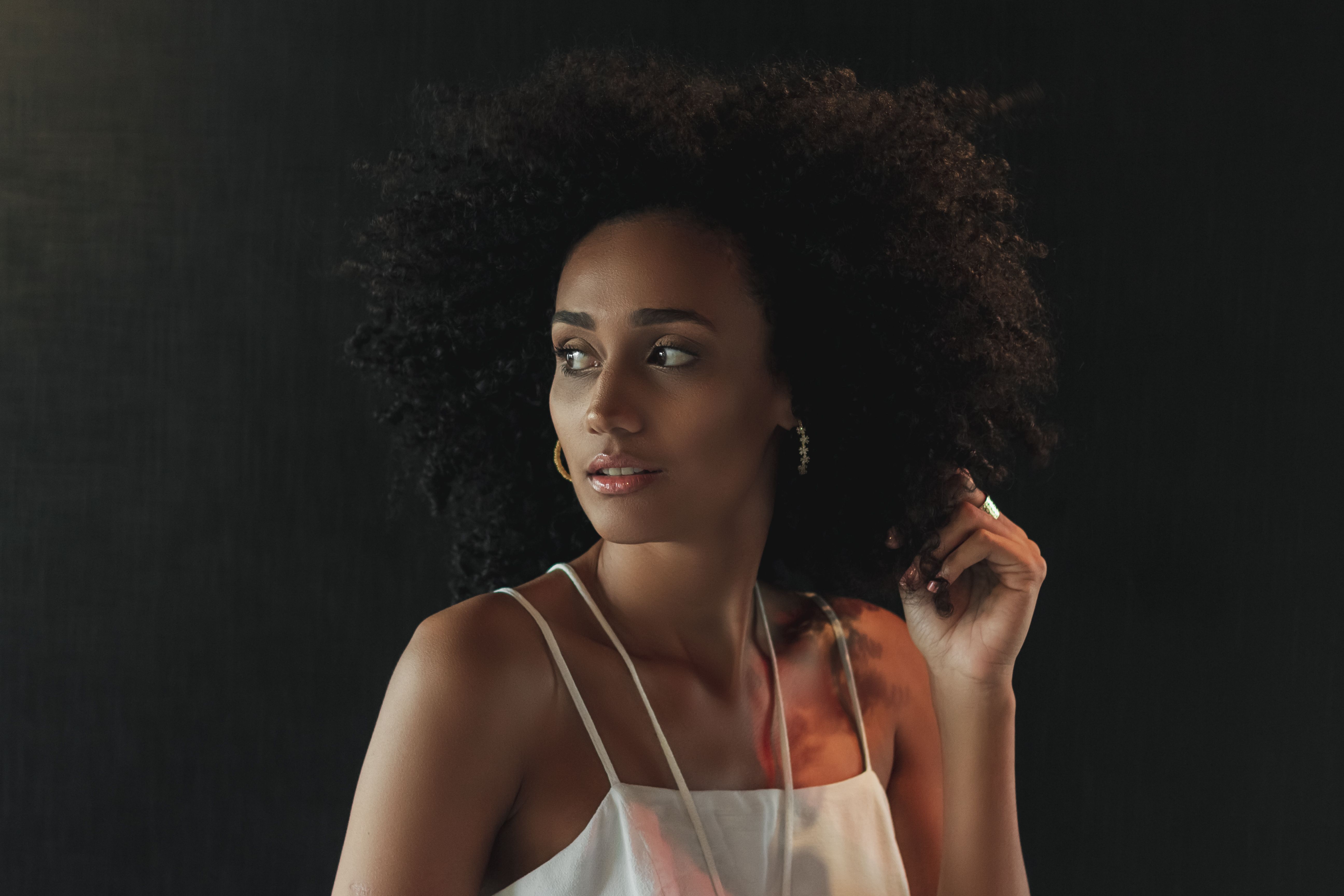 Dark Skinned Girl With Beautiful Hair On A Gray Background Desktop Wallpaper 1600x900