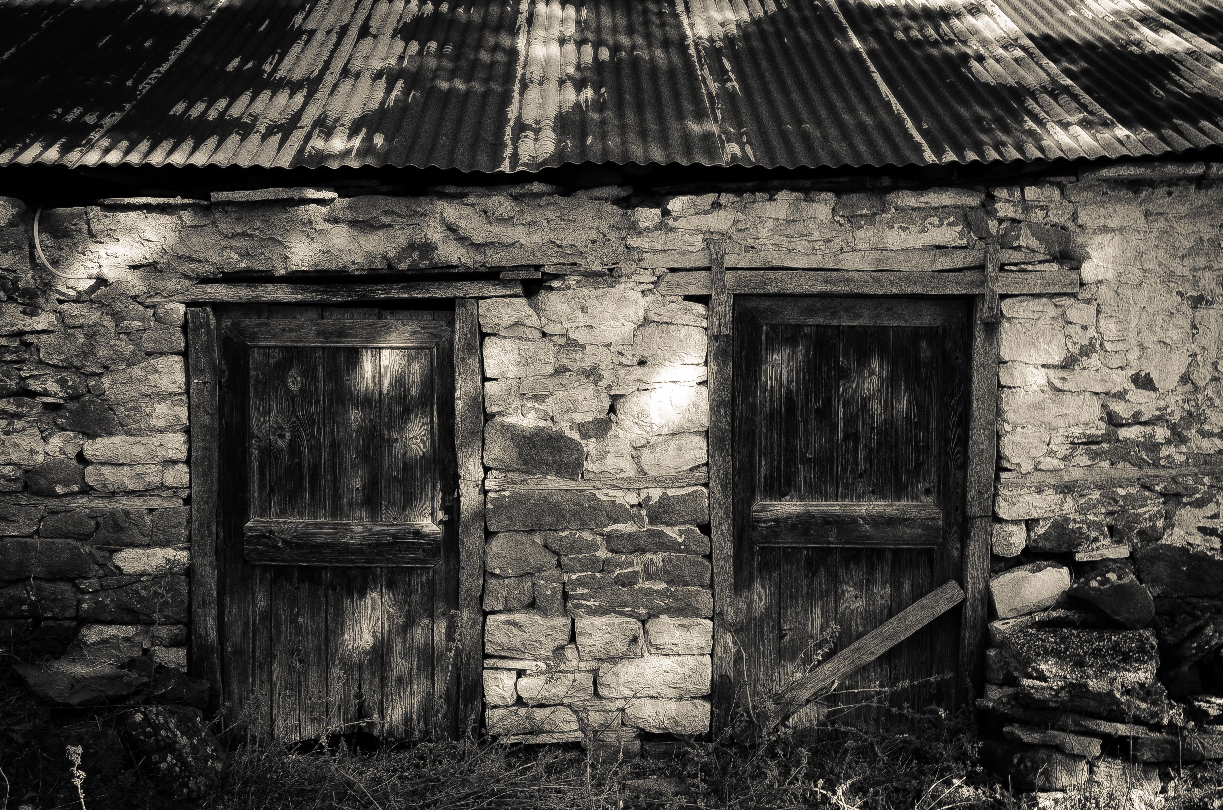 black and white, stone houses, old house, doors wallpaper
