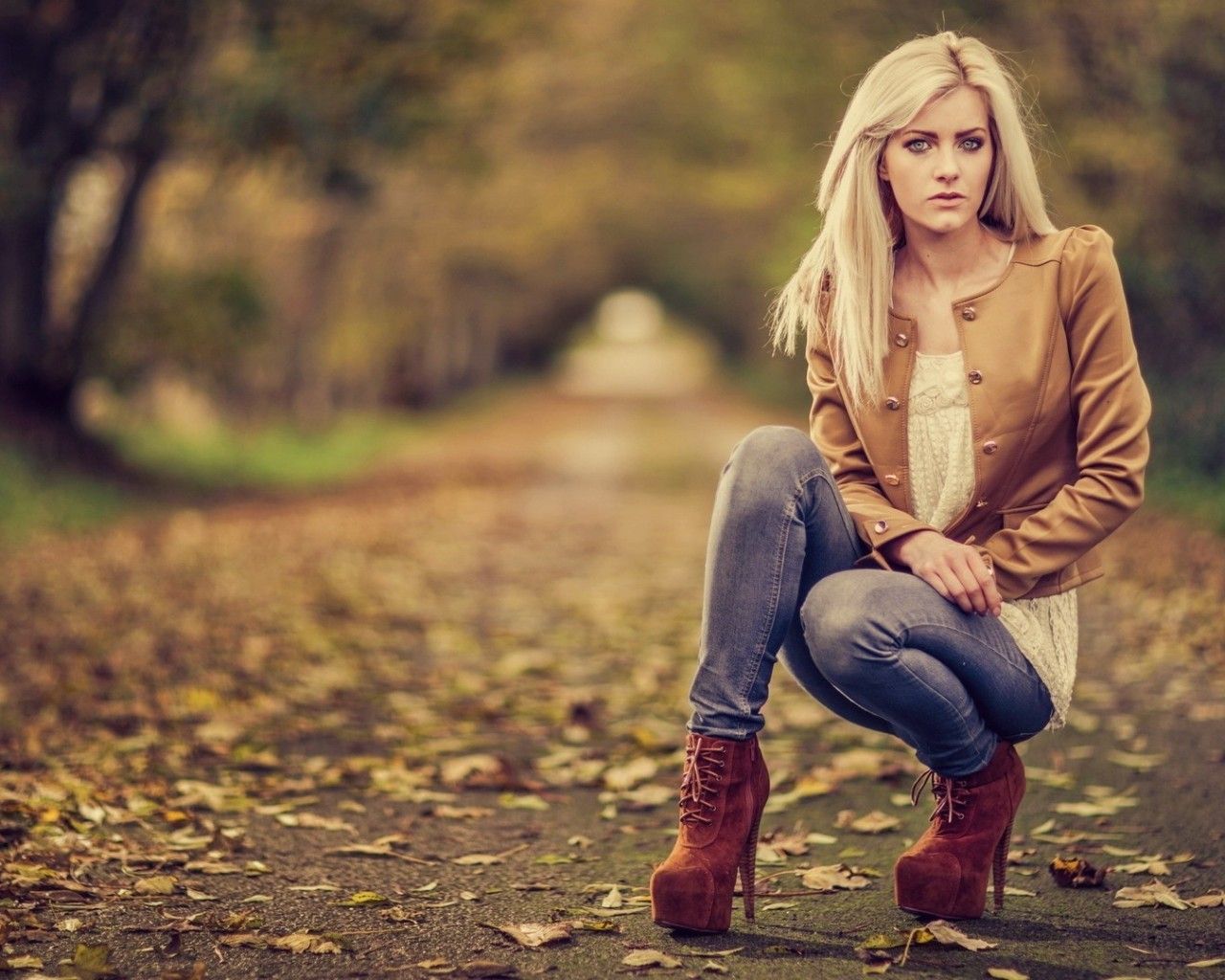 Download 1280x1024 Blonde, Model, Leaves, Fall, Jacket, Jeans, High Heels, Women Wallpaper