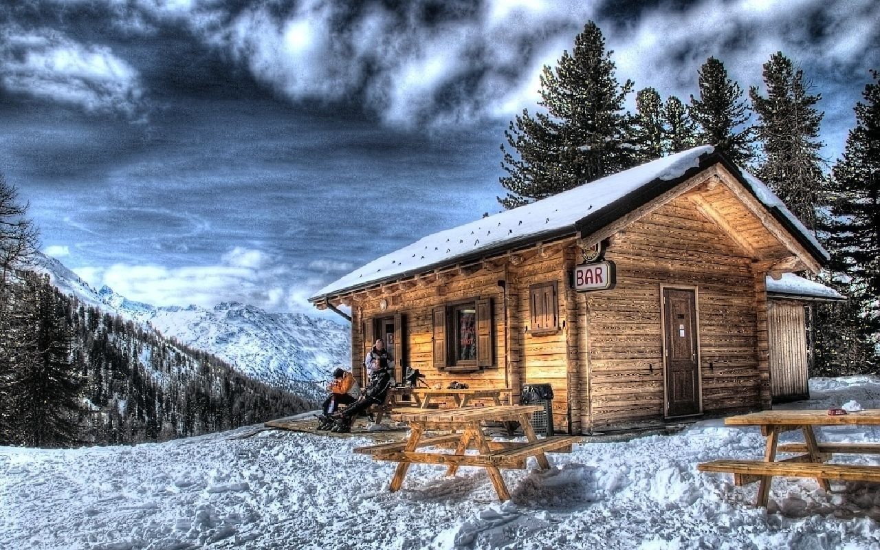 Winter Cottage Wallpaper