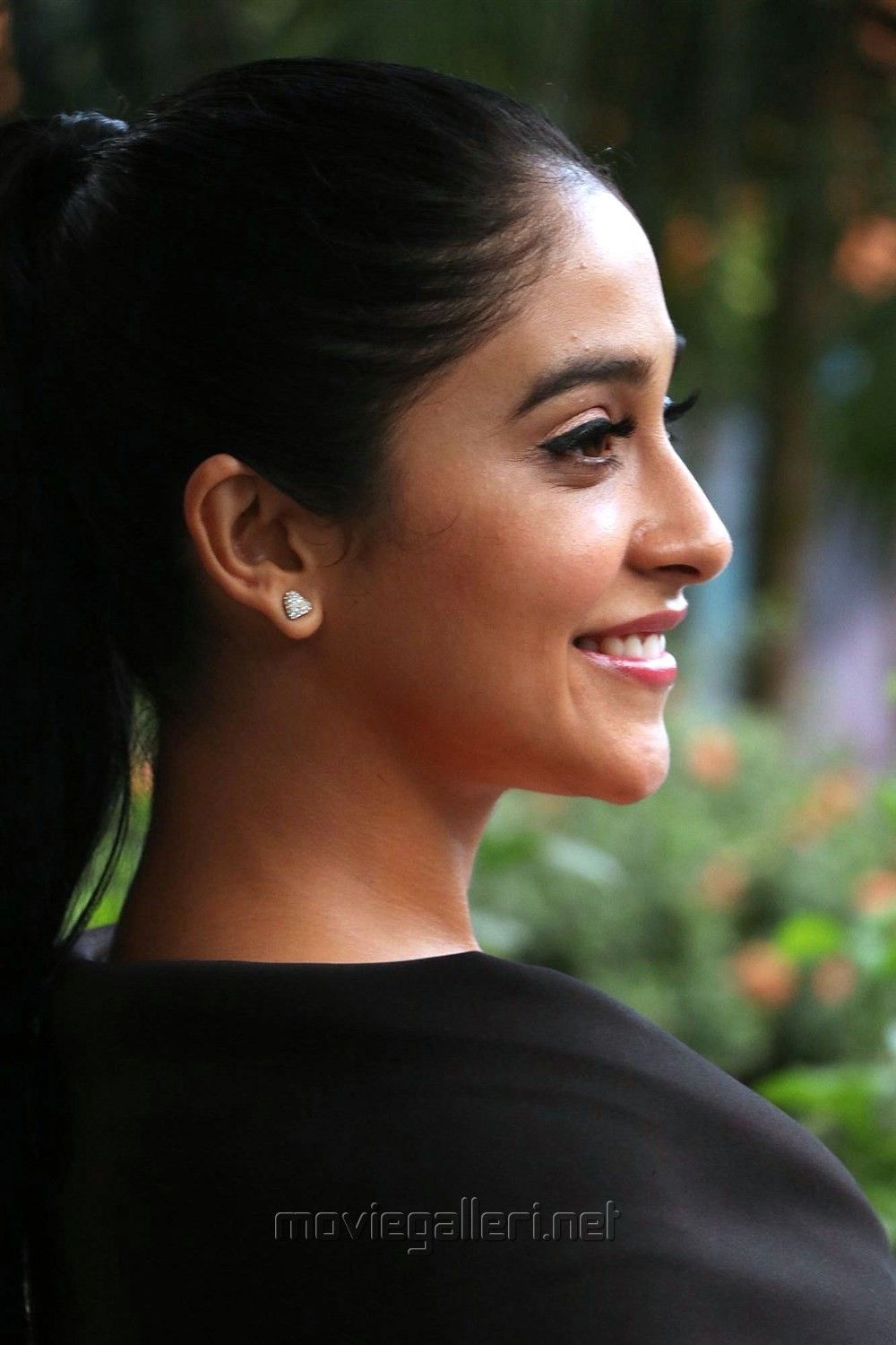 Saravanan Irukka Bayamaen Actress Regina Cassandra Photo. New Movie Posters