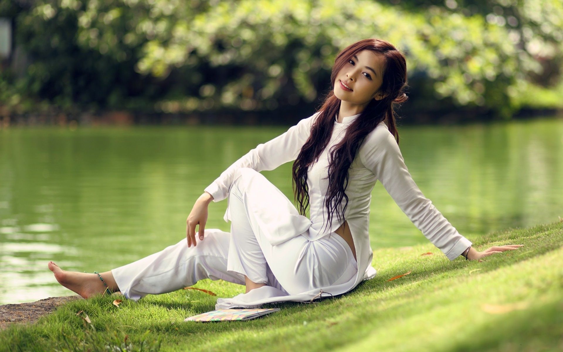 Download 1920x1200 Women viet nam asians ao dai depth of field cure girl anklets Wallpaper