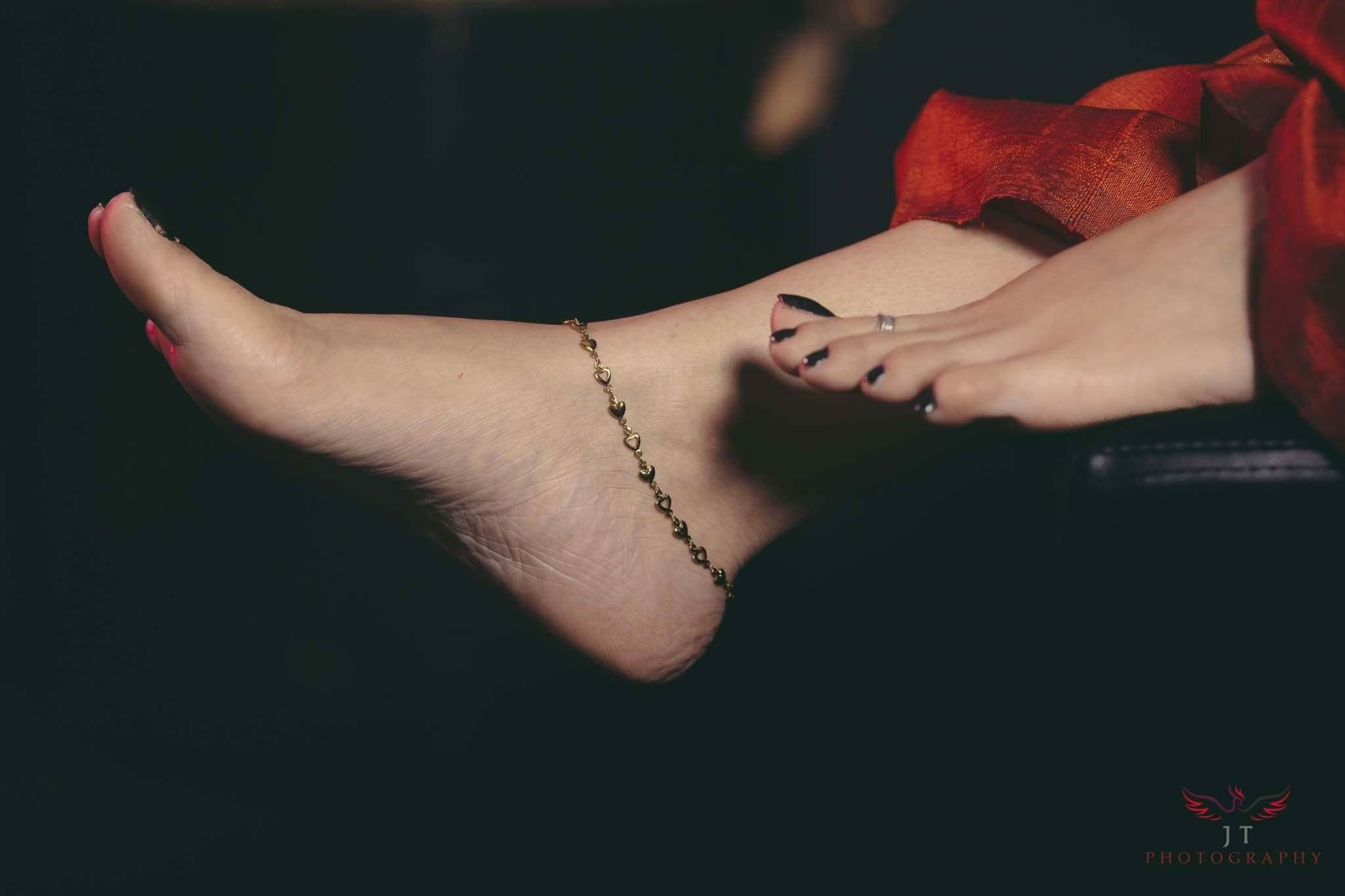 Foot jewelry, Anklet designs, Girl photography poses