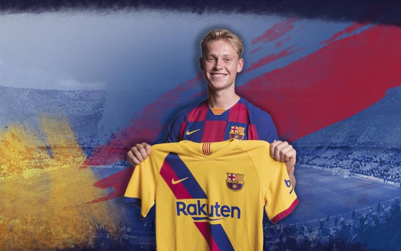 De Jong reacts upon seeing second kit!