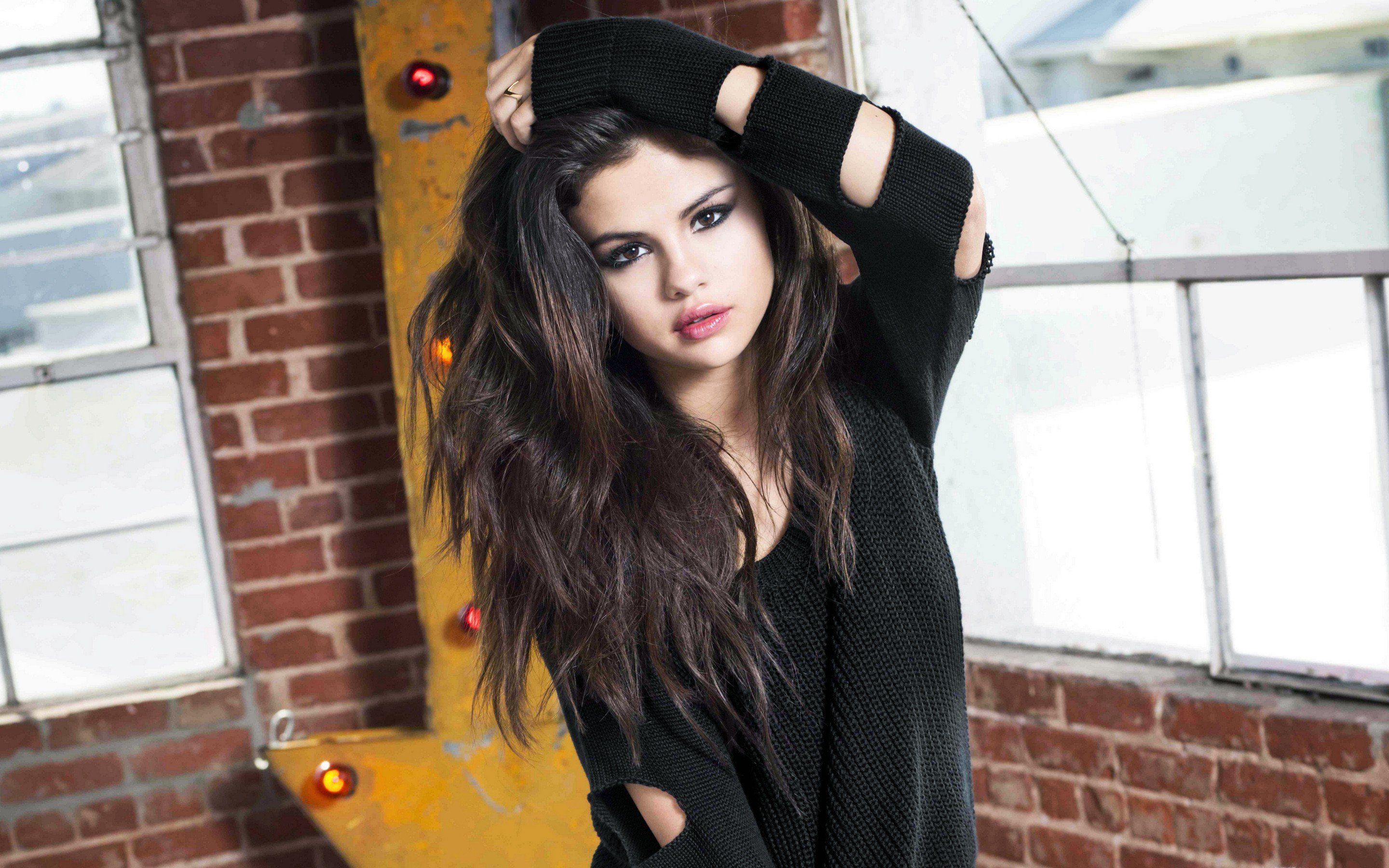 Selena Gomez HD Wallpaper / Desktop and Mobile Image & Photo