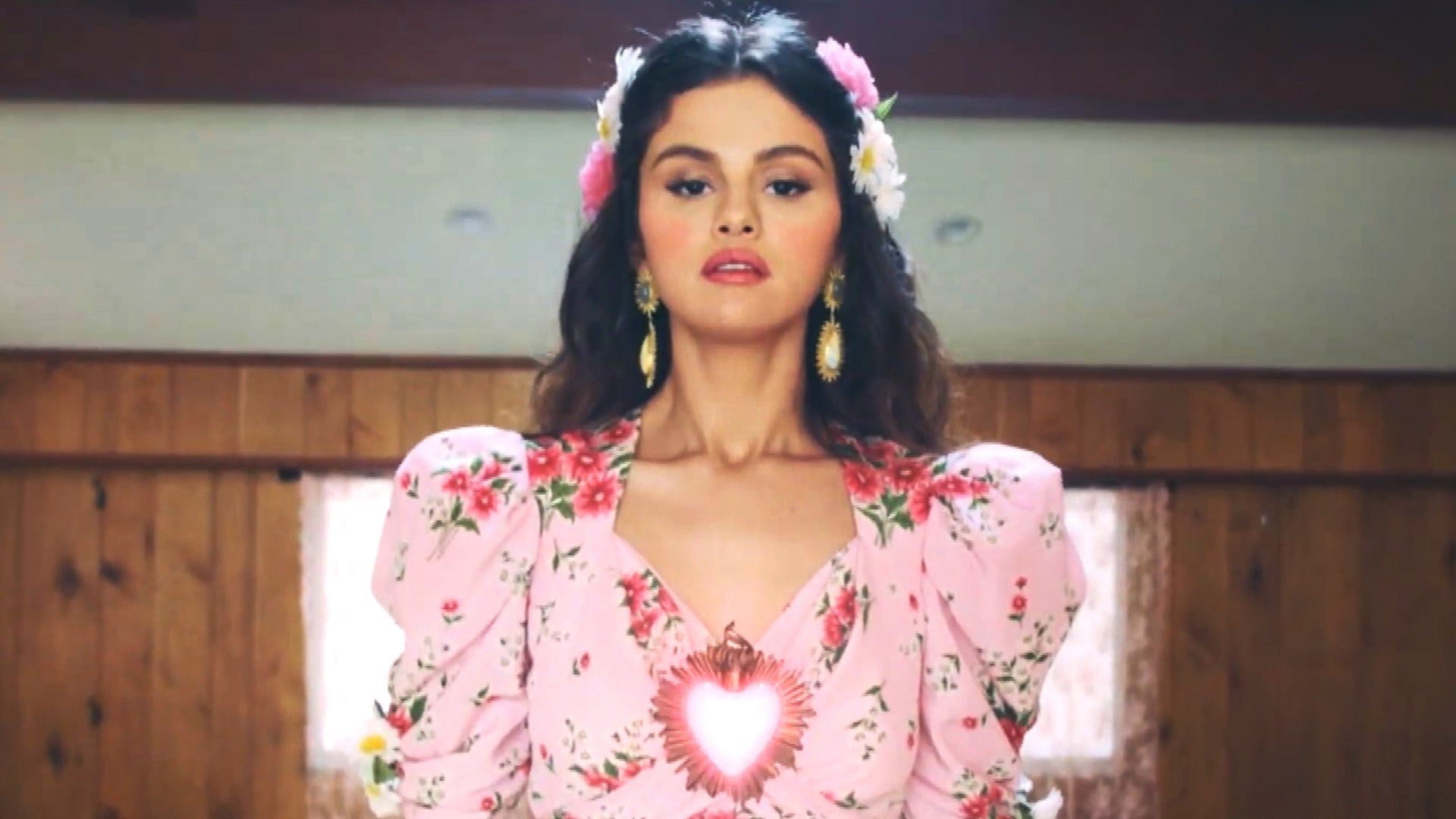Selena Gomez Debuts New Spanish Language Single 'De Una Vez'
