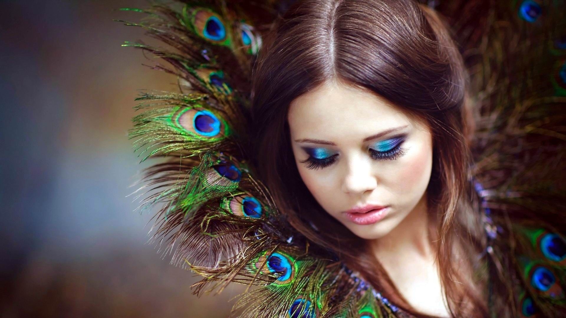 The collar of a girl peacock feather Desktop wallpaper 1280x800