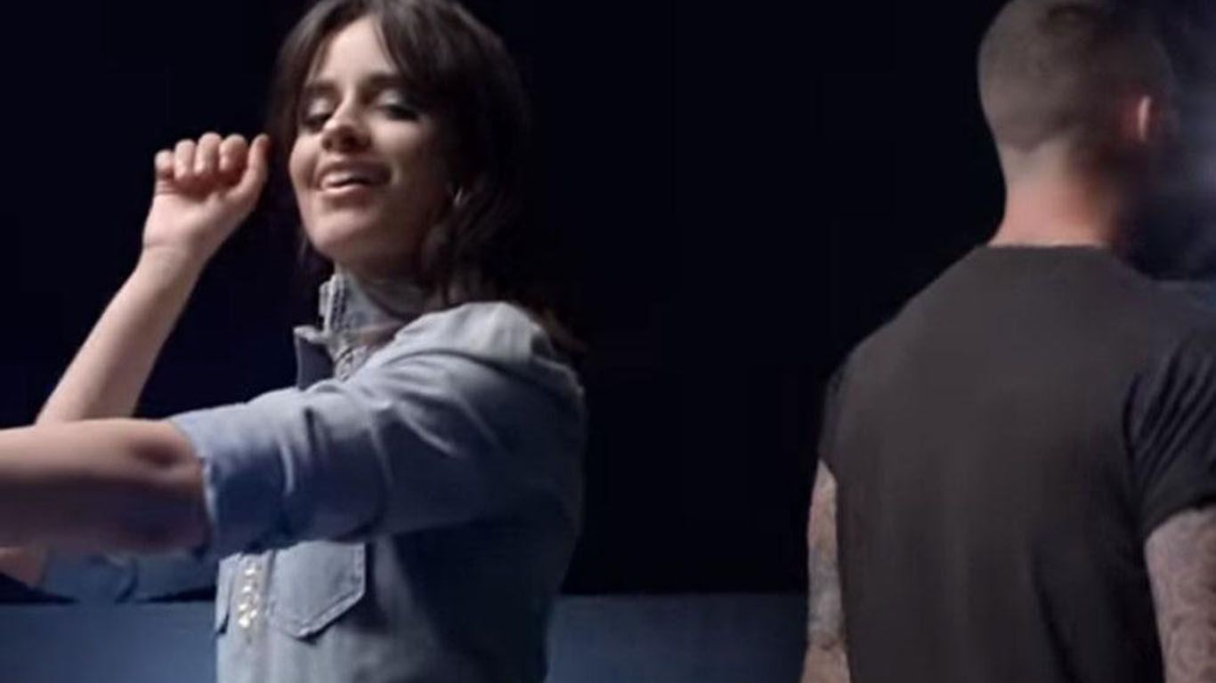 Camila Cabello y Jennifer Lopez, en el nuevo video Girls Like You de Maroon 5 junto a Cardi B