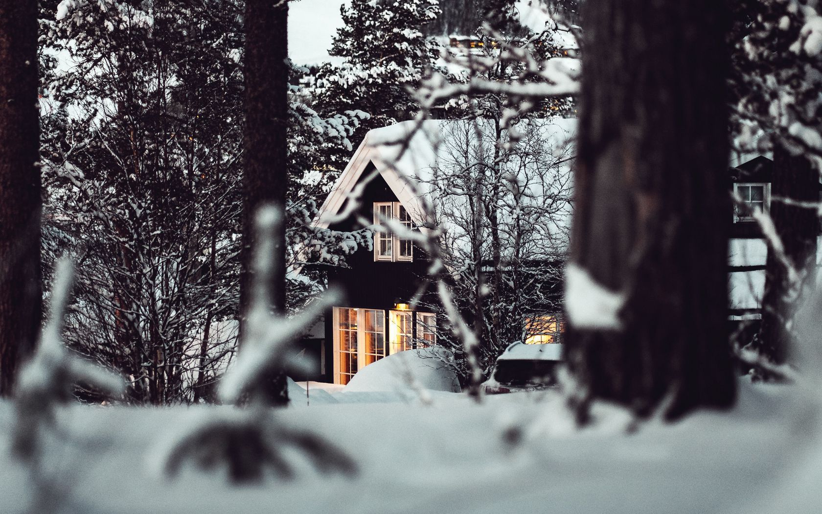 Download wallpaper 1680x1050 house, forest, snow, winter widescreen 16:10 HD background