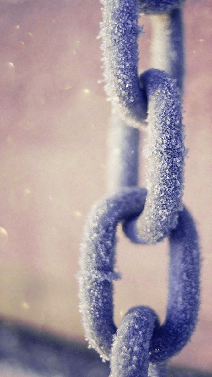 QHD Wallpaper #chain #snow #snowfall #frozen #winter #white #blur #portrait #wallpaper #HDwallpaper #photography