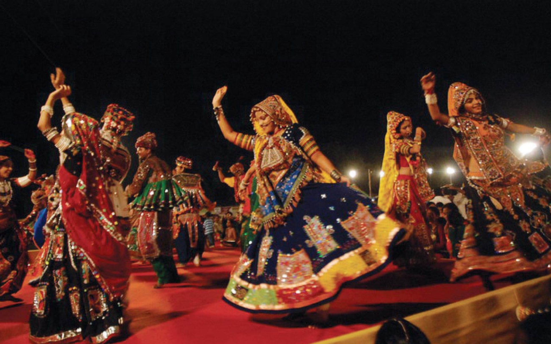 Garba And Dandiya Play In Navratri Wallpaper And Background Festival Of Gujarat
