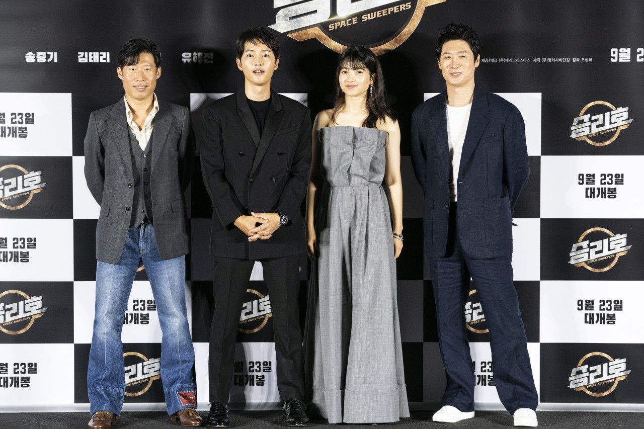 Song Joon Ki's New Movie Space Sweepers To Release On Netflix In February 2021