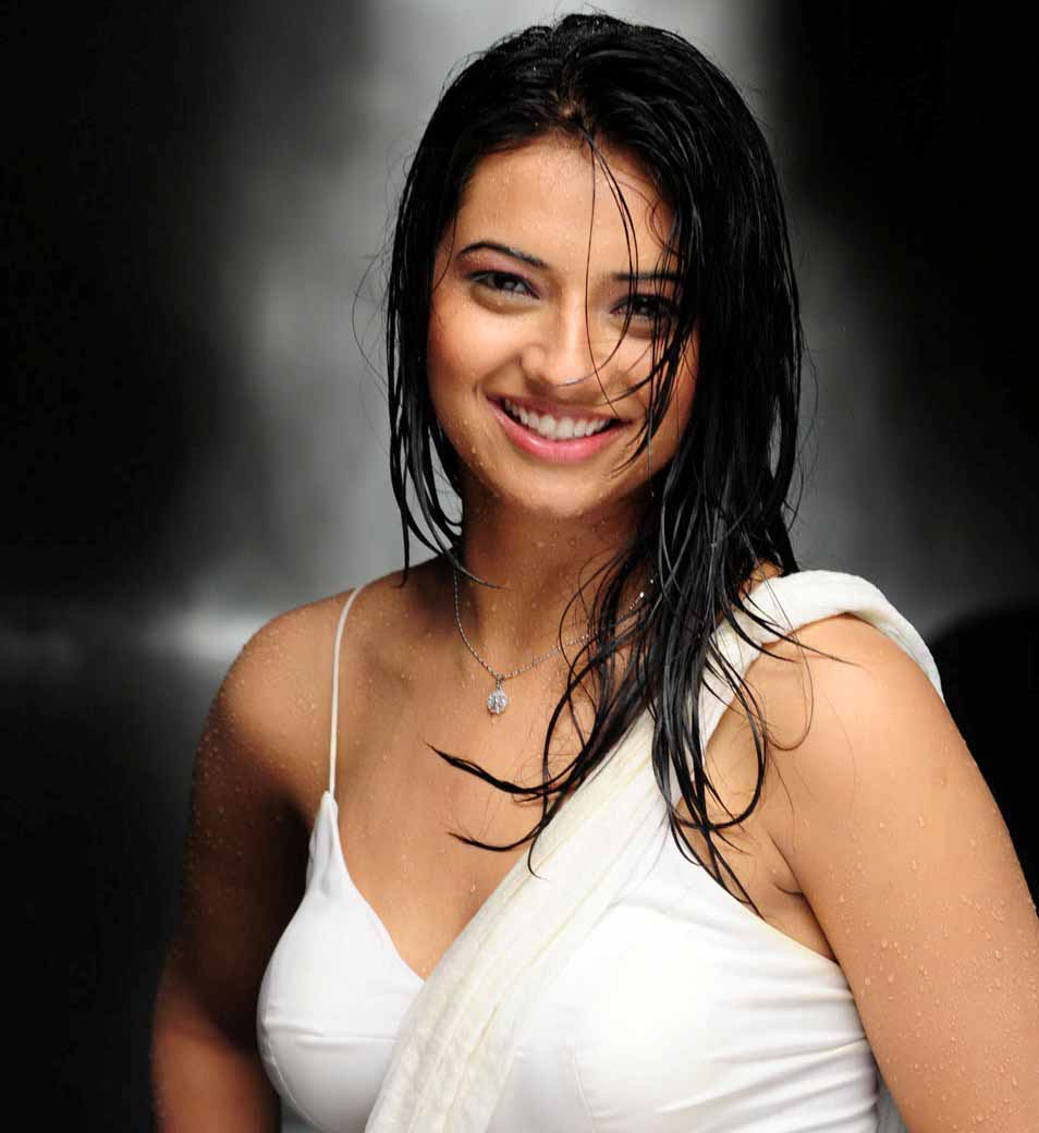 Wallpaper: Prema Kavali Heroine Isha Chawla Cute Photo