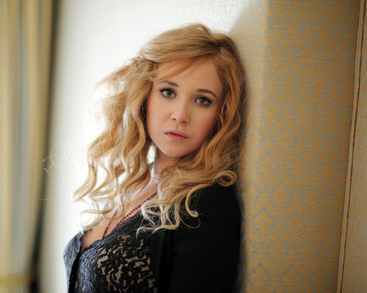 Juno Temple: celebrity is okay, privacy is better