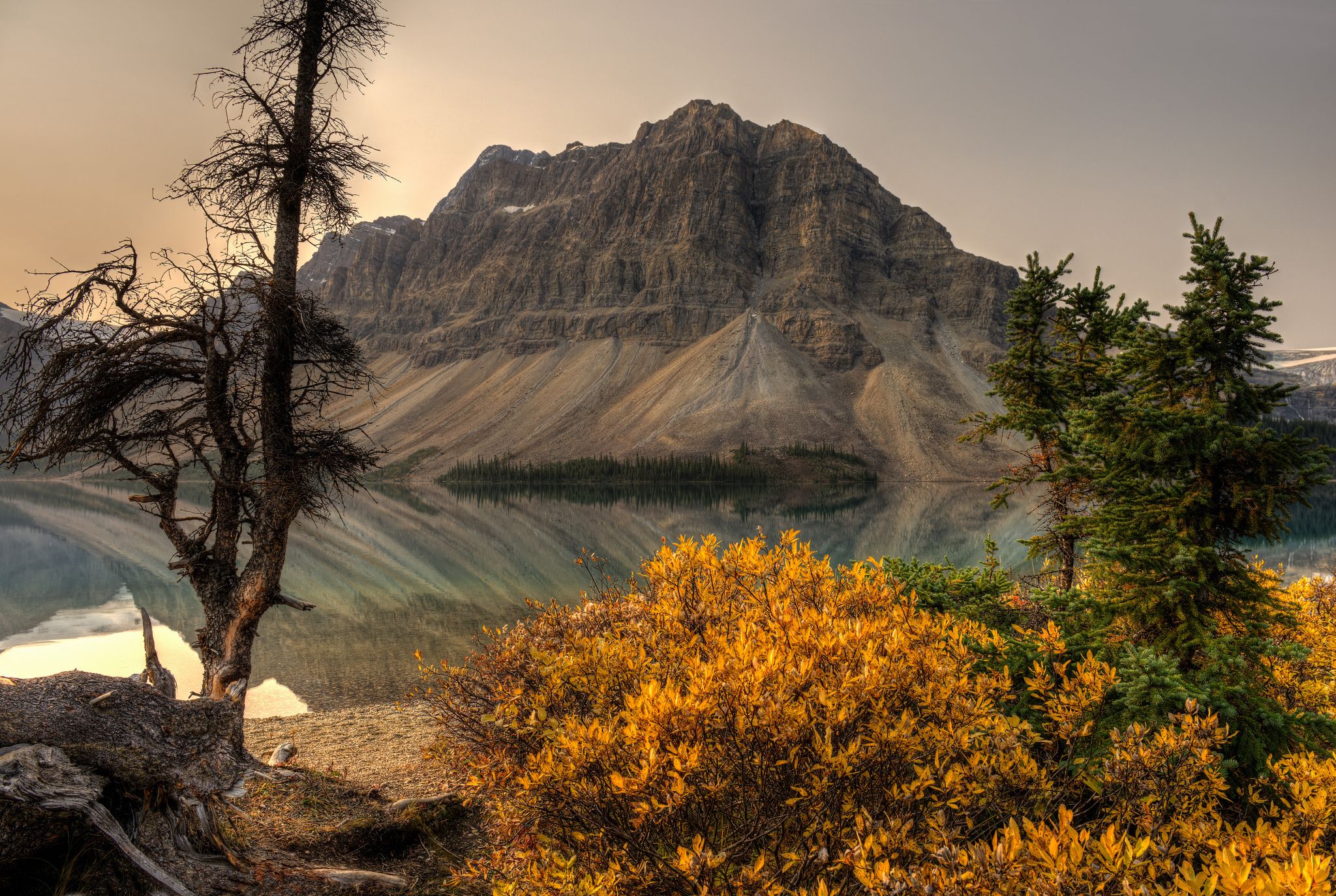 High quality desktop wallpaper of Bow Lake, image of Alberta, Canada