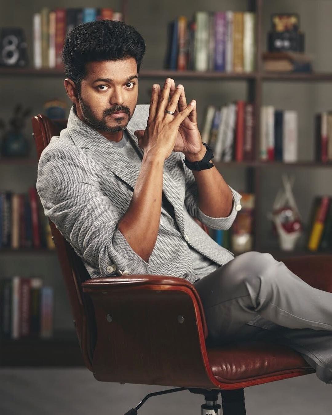 New stills of #Thalapathy #Vijay in Sarkar. Looking stylish! #thalapathyvijay #actorvijay #sarkar. Surya actor, Actor photo, Actor picture