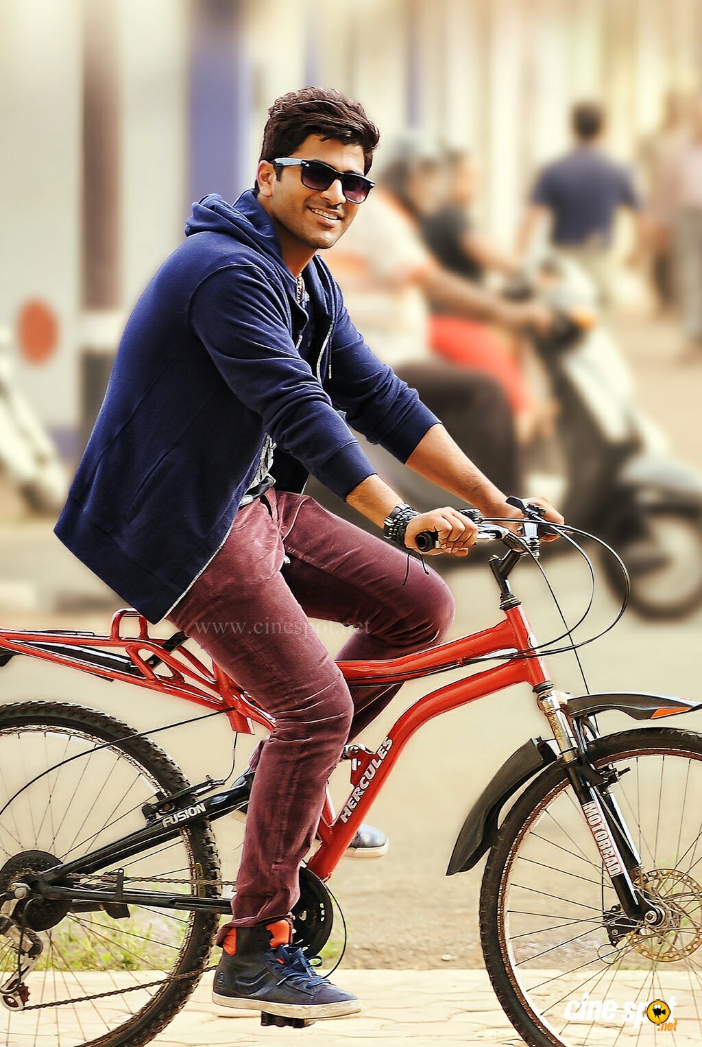 Sharwanand Stills in Run Raja Run (2)