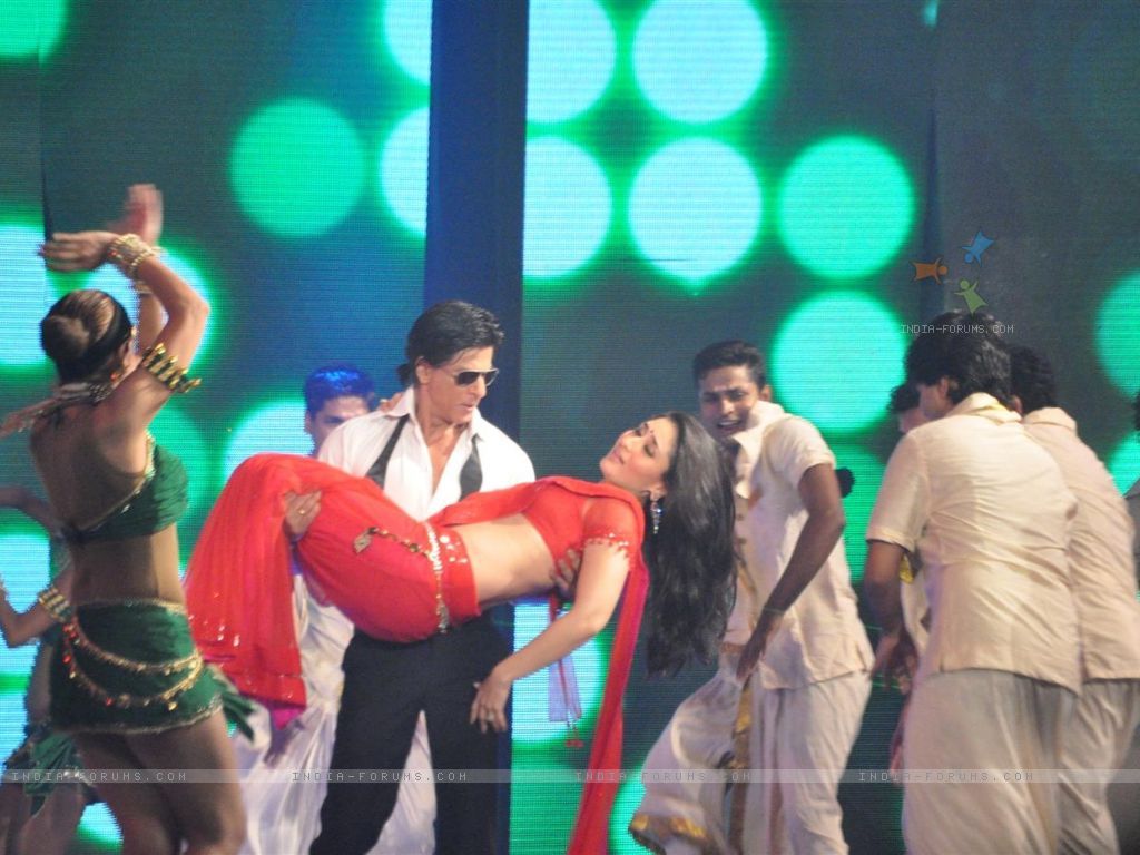 Wallpaper Rukh Khan and Kareena Kapoor rock the floor