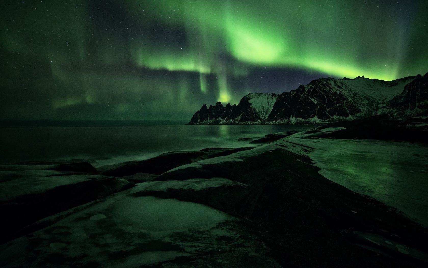 Download wallpaper 1680x1050 northern lights, mountains, shore, snow widescreen 16:10 HD background