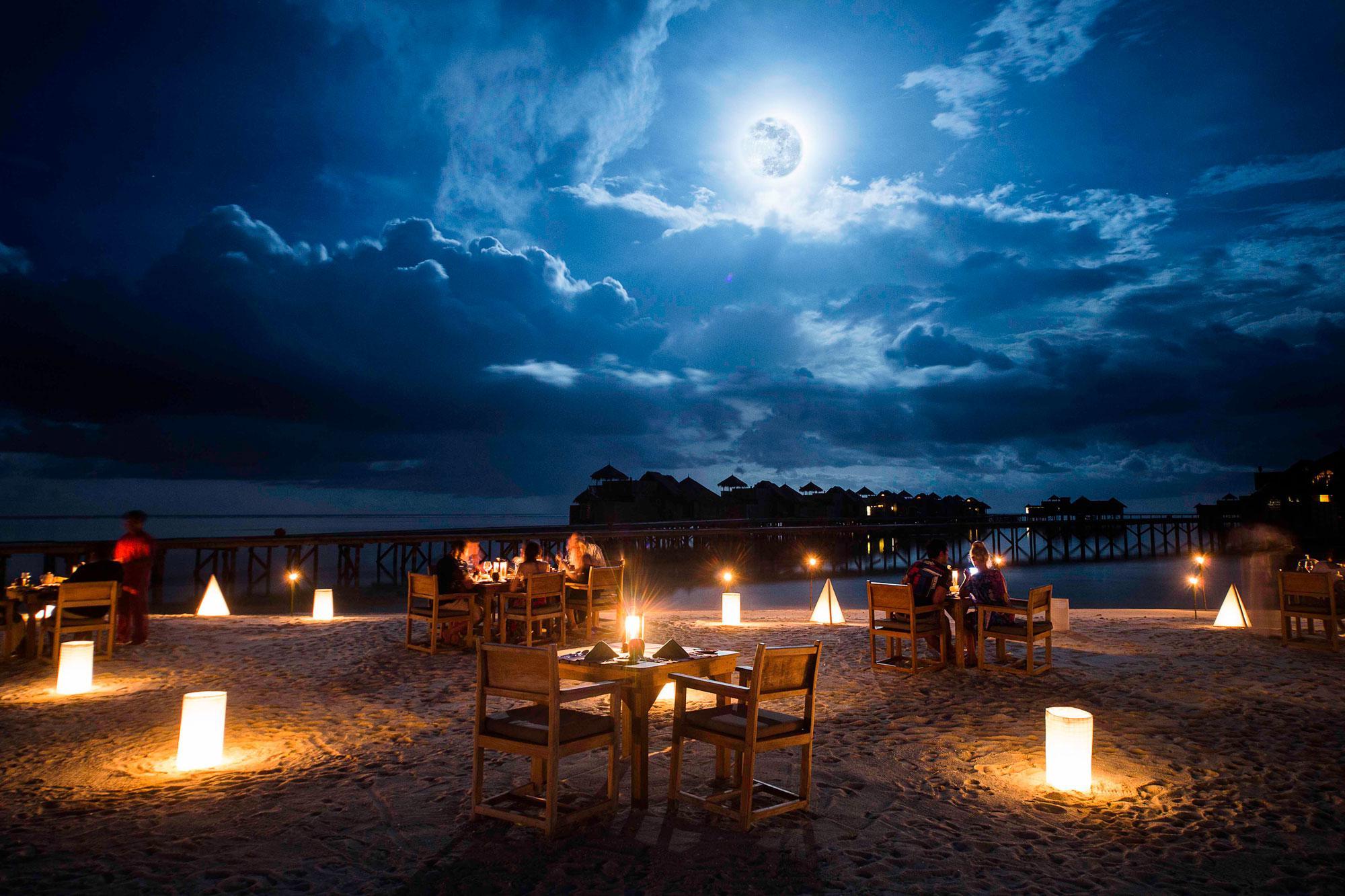 Ресторан на пляже вечером