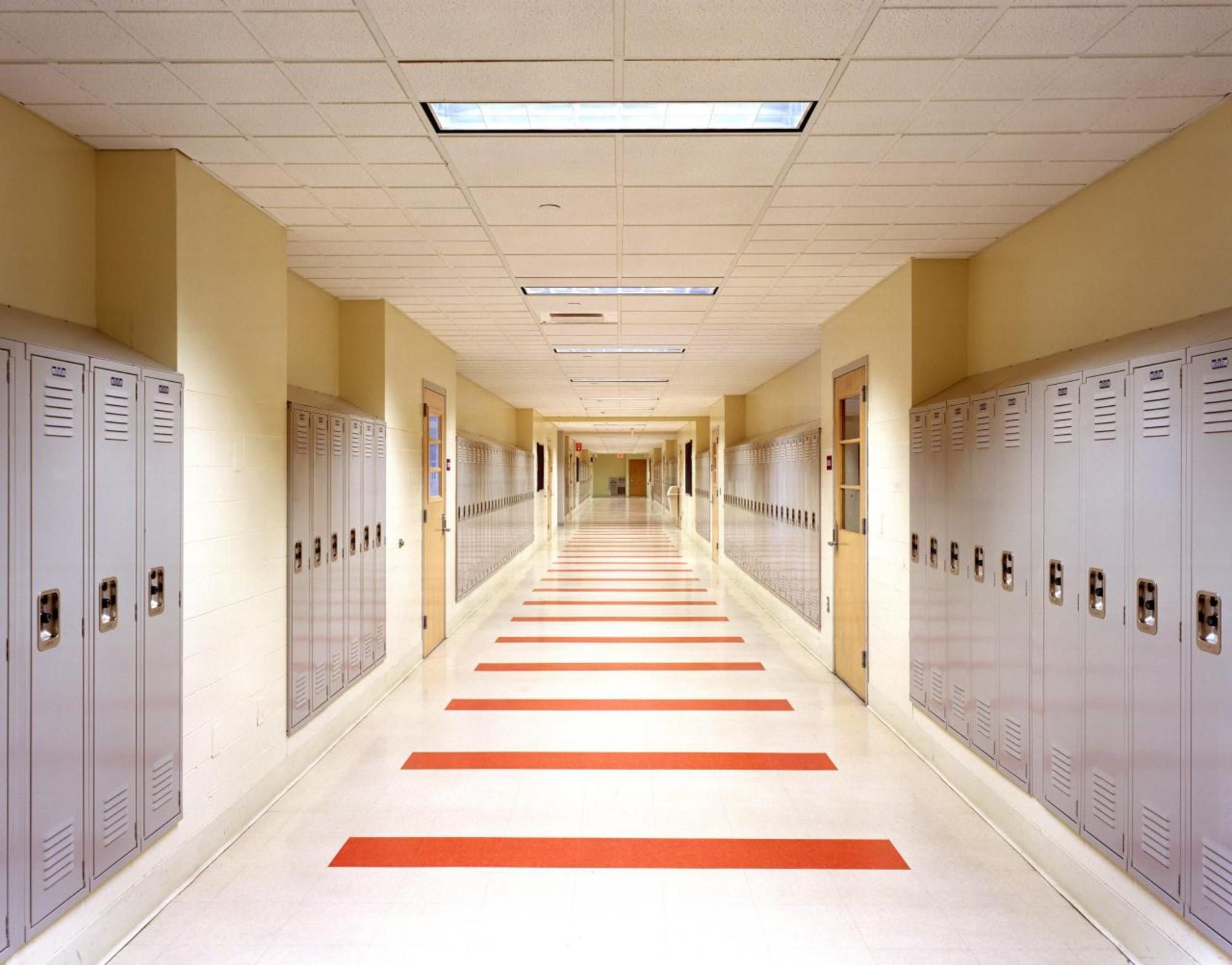 Escuelas. School hallways, Hallway wallpaper, College architecture