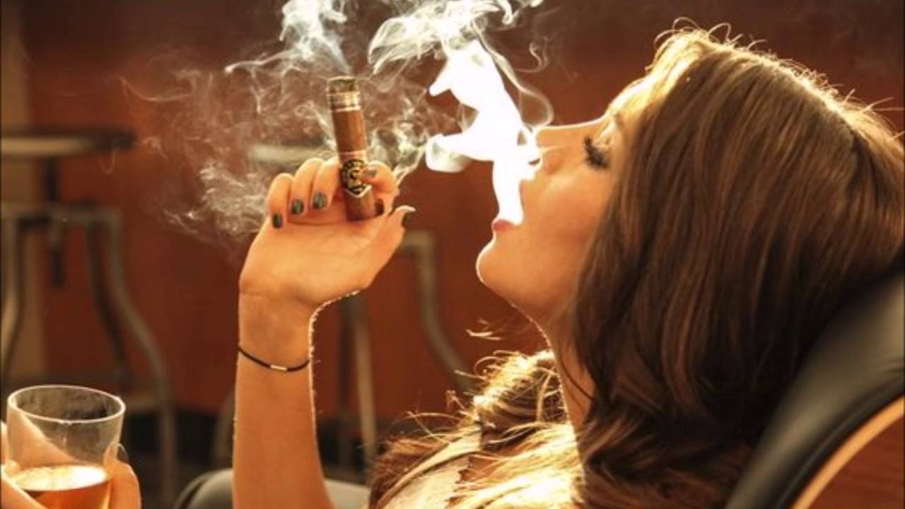 TOP 111 HOT Female Smoking Cigar
