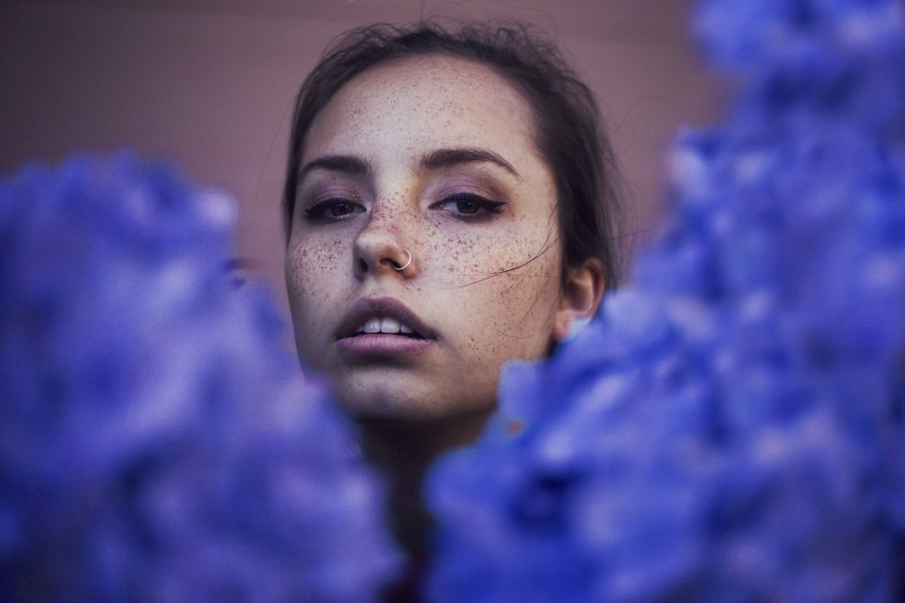 women, Ruby James, Freckles, Looking At .wallup.net