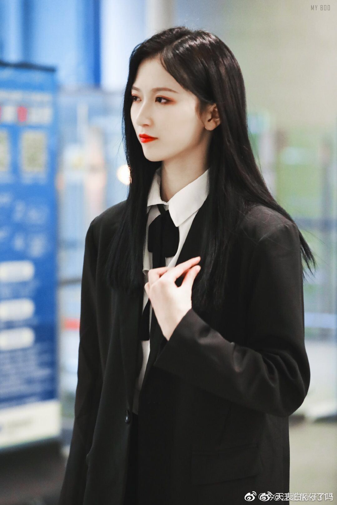 Xu Jiaqi and Wu zhehan holding an .line.17qq.com