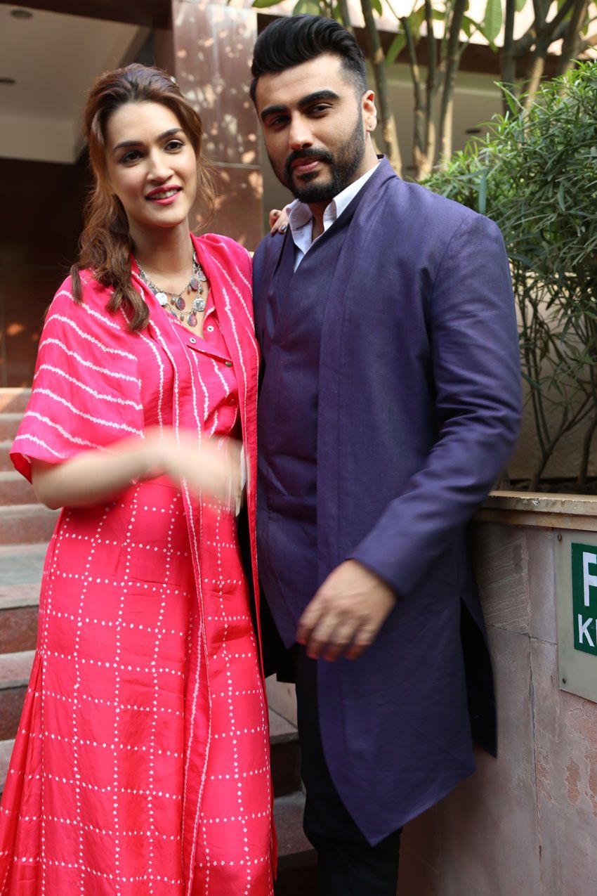 Arjun Kapoor and Kriti Sanon Snapped .filmibeat.com