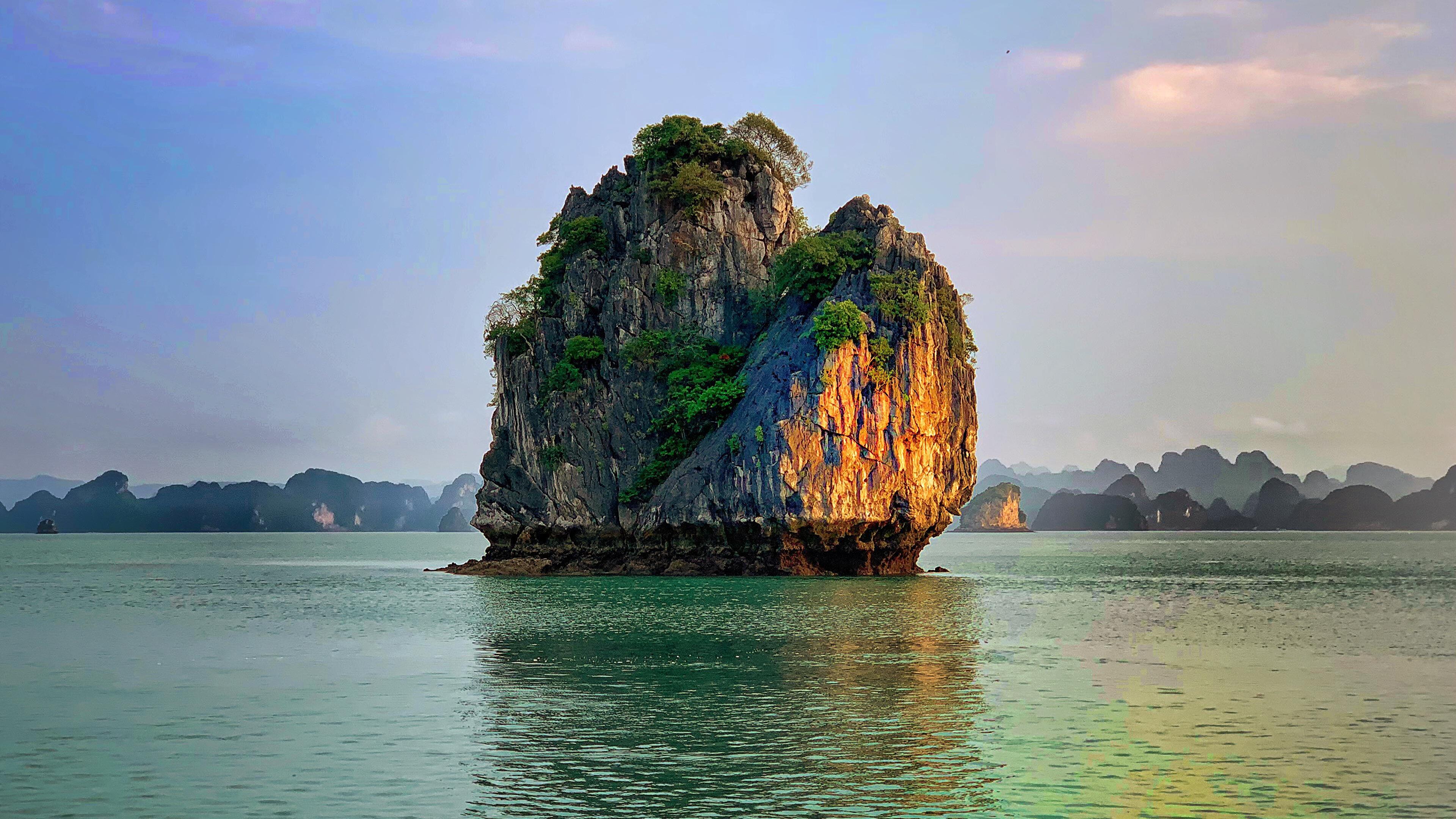Halong 4K wallpaper for your desktop or mobile screen free and easy to download