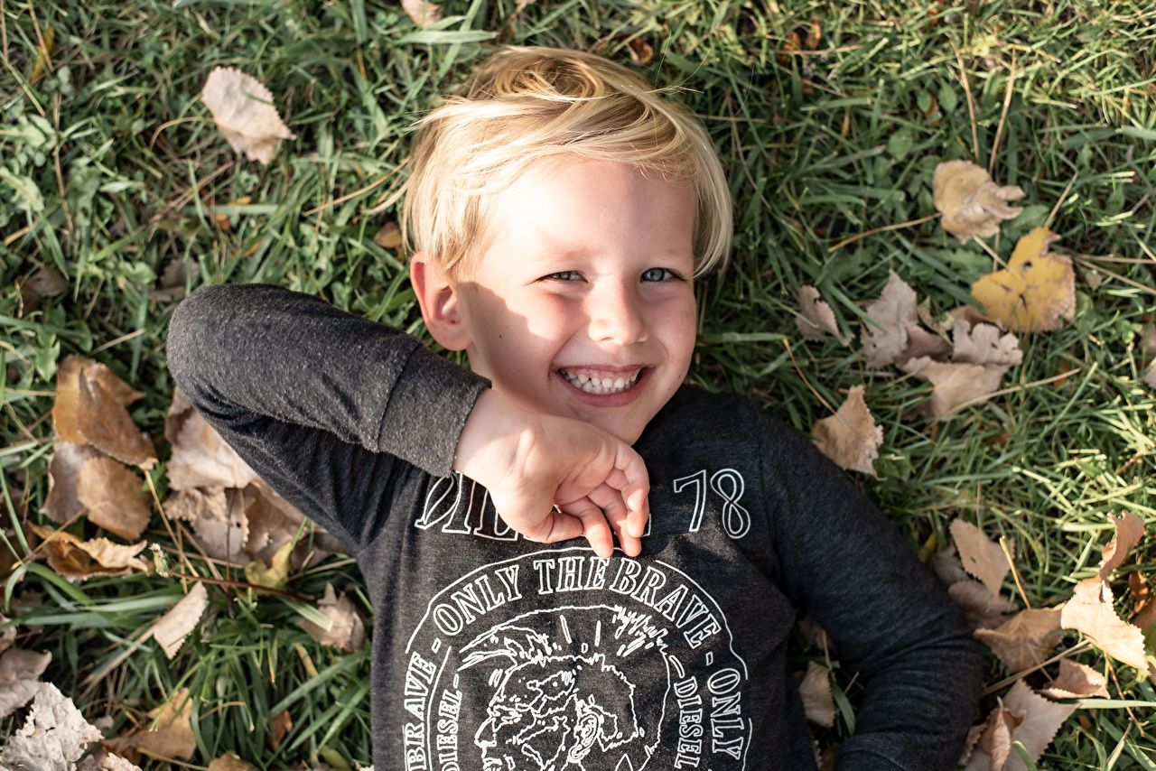 Desktop Wallpaper Boys Leaf Smile .1zoom.me