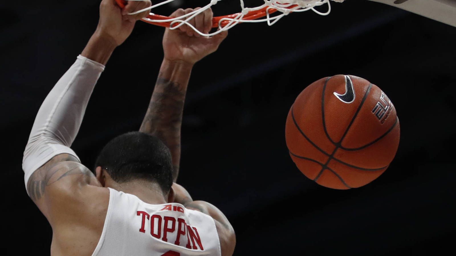 Dayton's Obi Toppin puts on a dunk show .yardbarker.com