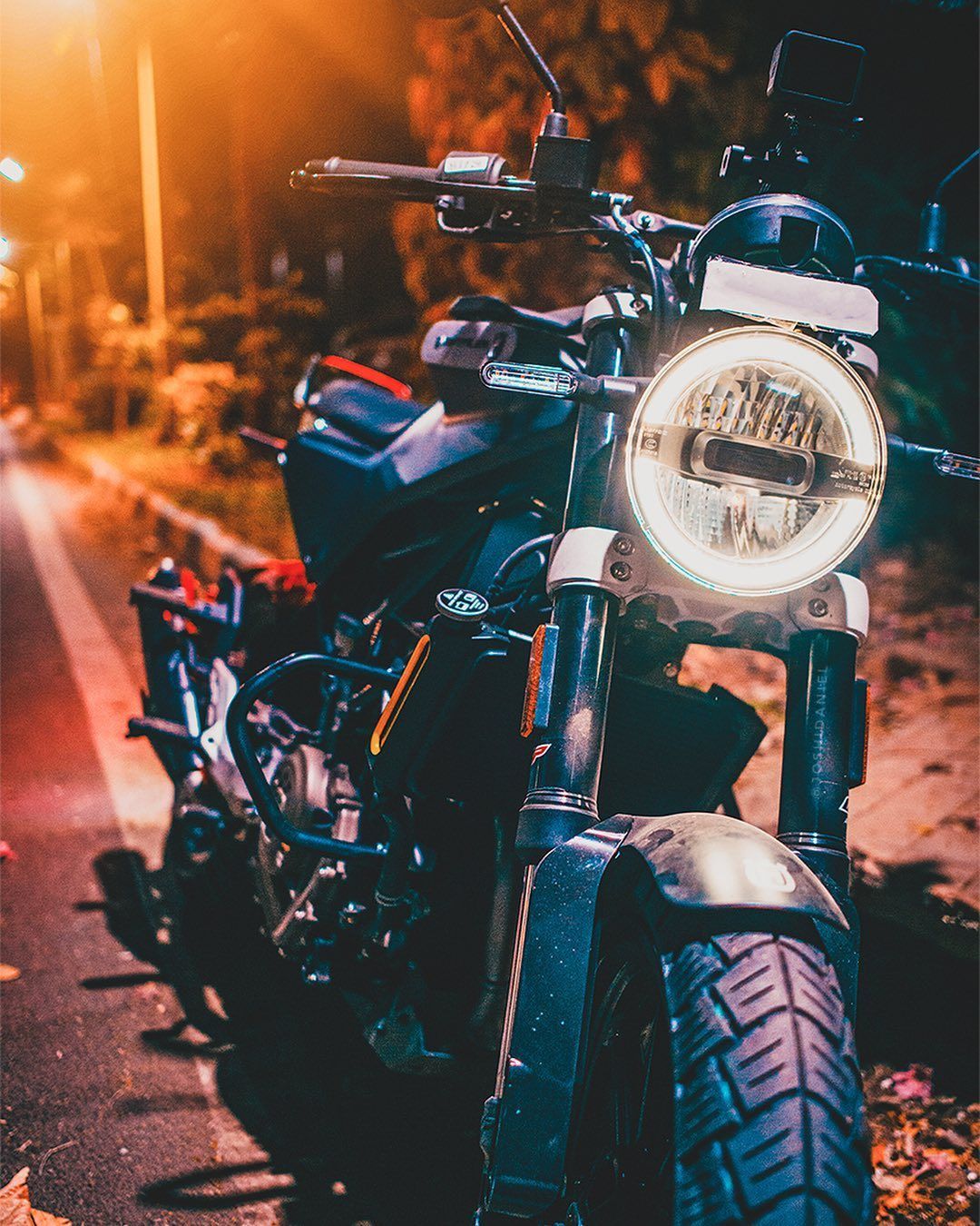 joshi daniel on Instagram: “Date night with Husqvarna Svartpilen 250.. .. .. #joshidaniel #hellofrom #ni. Husqvarna, Ktm, Night photography