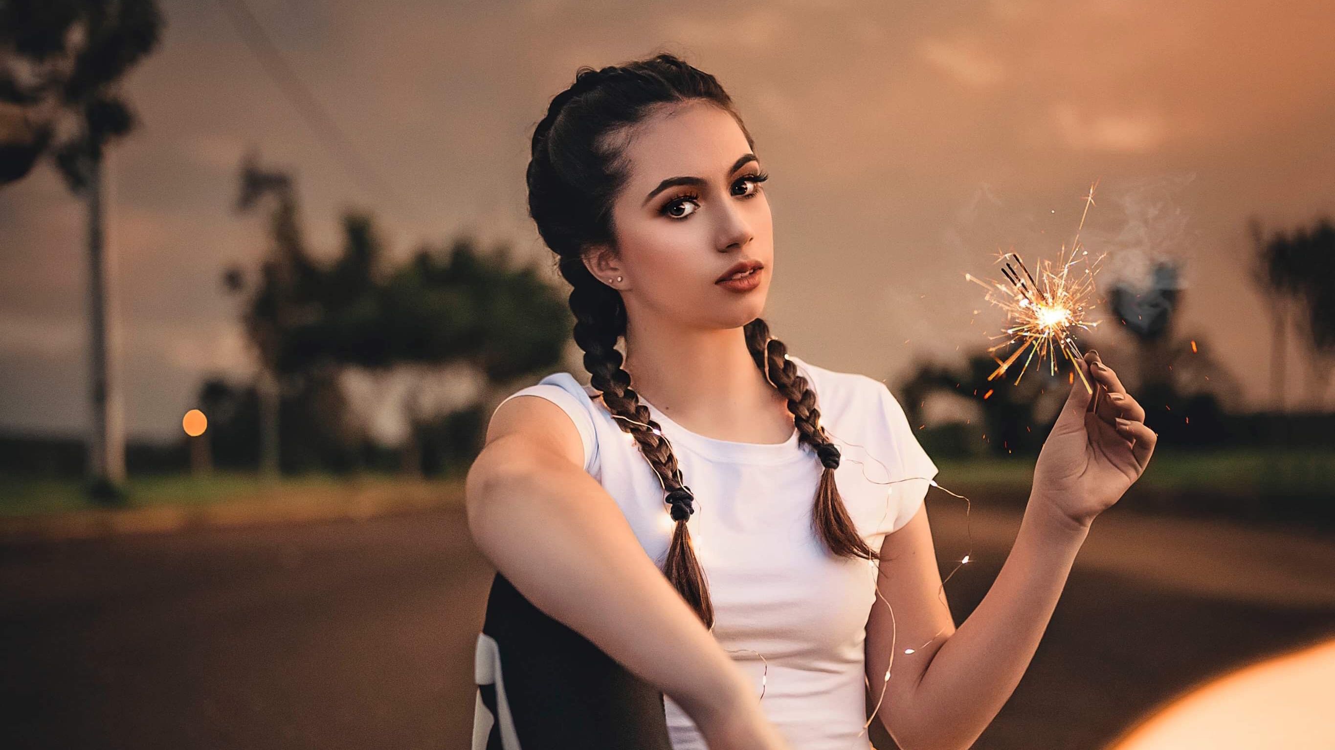 Girl With Sparklers In Hand, HD Girls .hdqwalls.com