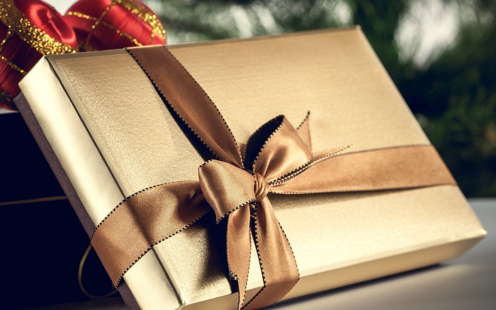 Gift Box Wallpaper -themes.com