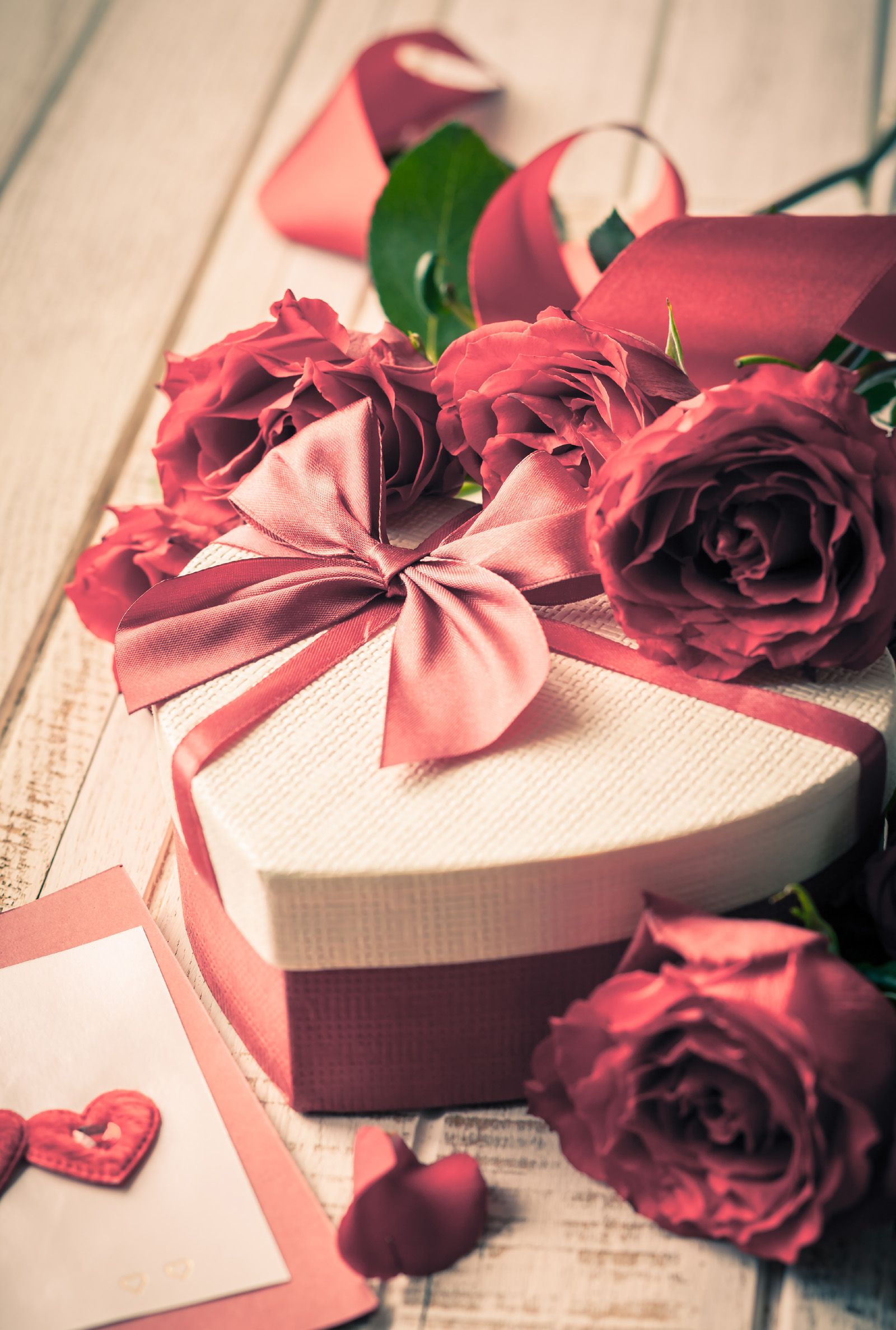 Roses And Heart Shaped Gift Box 51592 .freegreatpicture.com