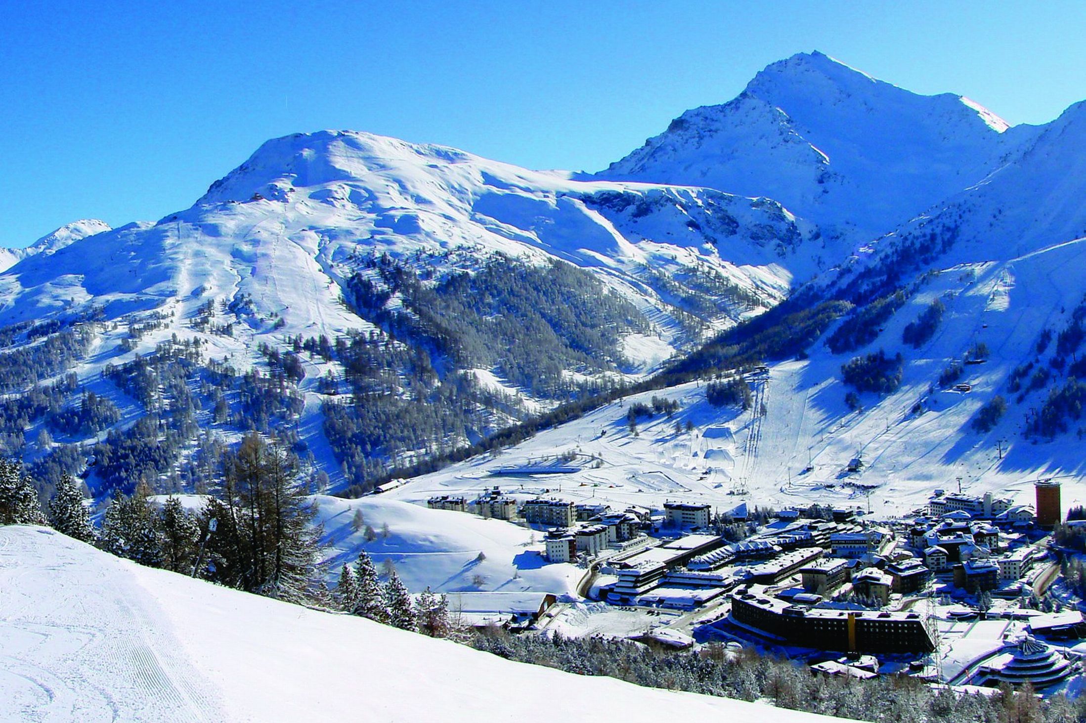 Panorama ski resort Sestriere, Italy .zastavki.com