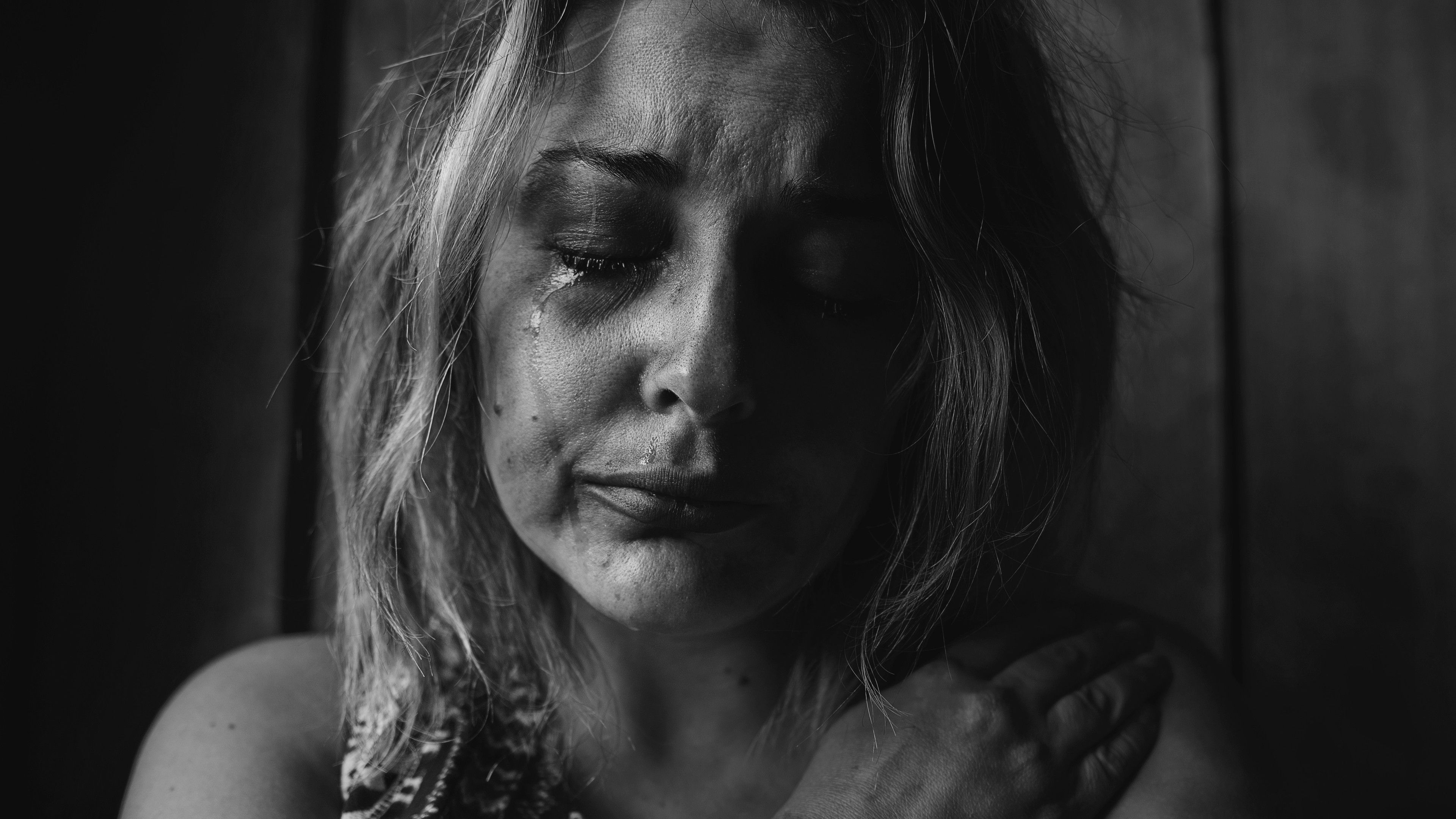Sad Girl Crying Alone 4K 8K HD .hdwallpaper.in