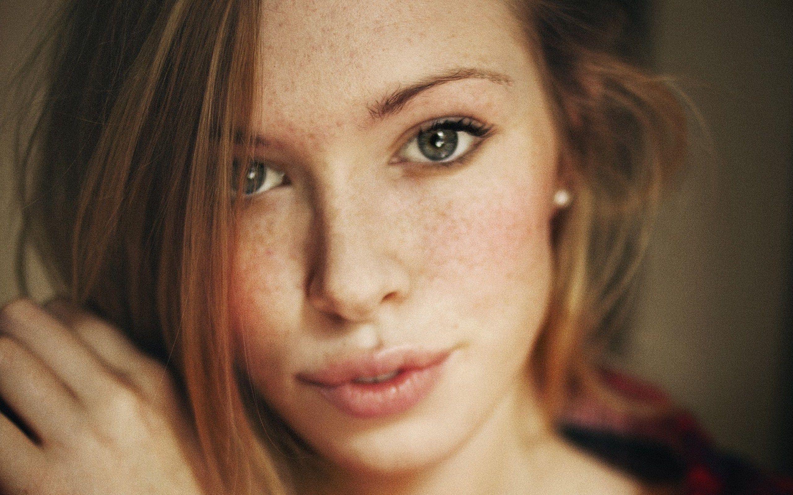 Brown hair with freckles