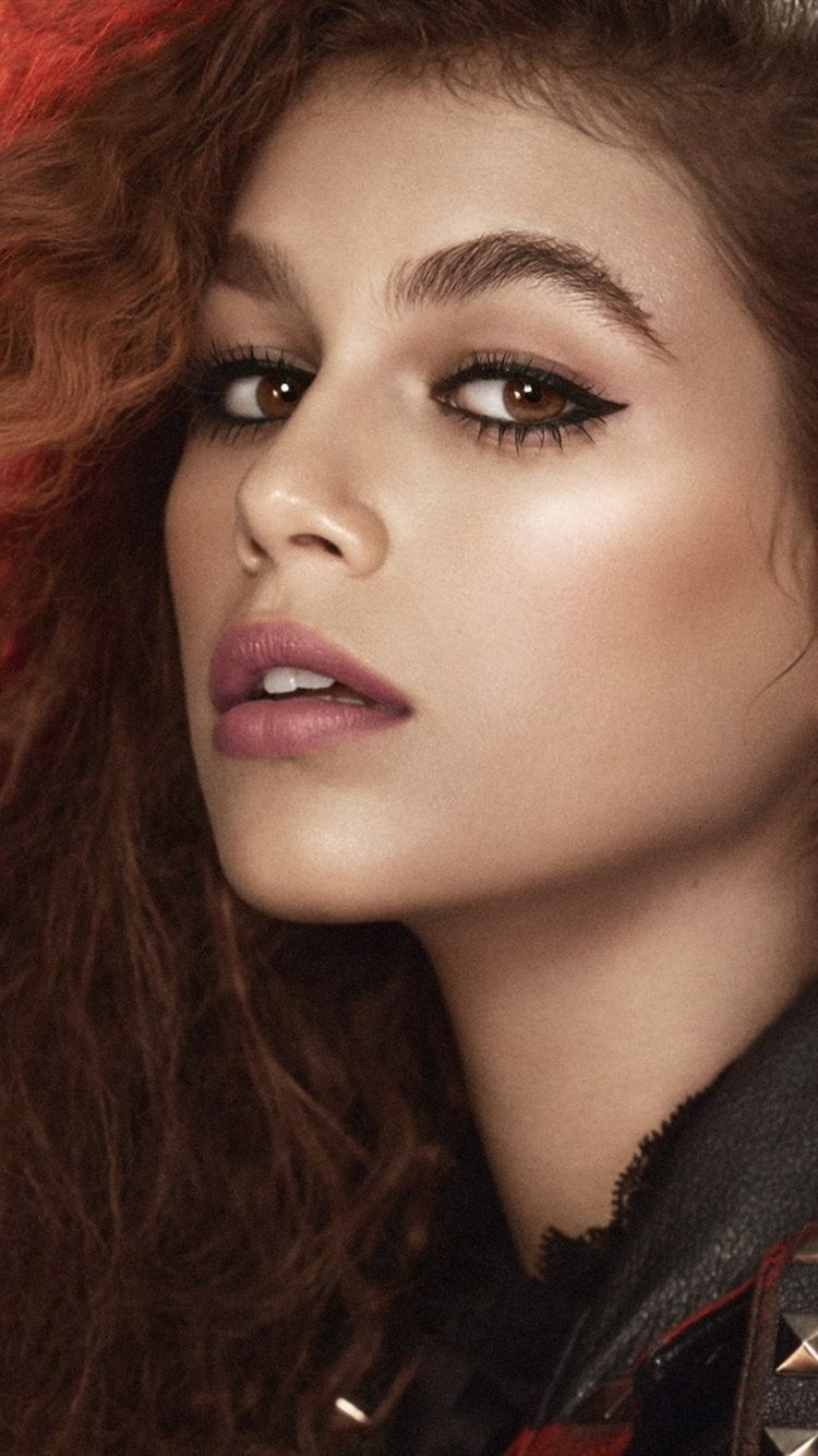 Kaia Gerber 01 750x1334 IPhone 8 7 6 6S .best Wallpaper.net