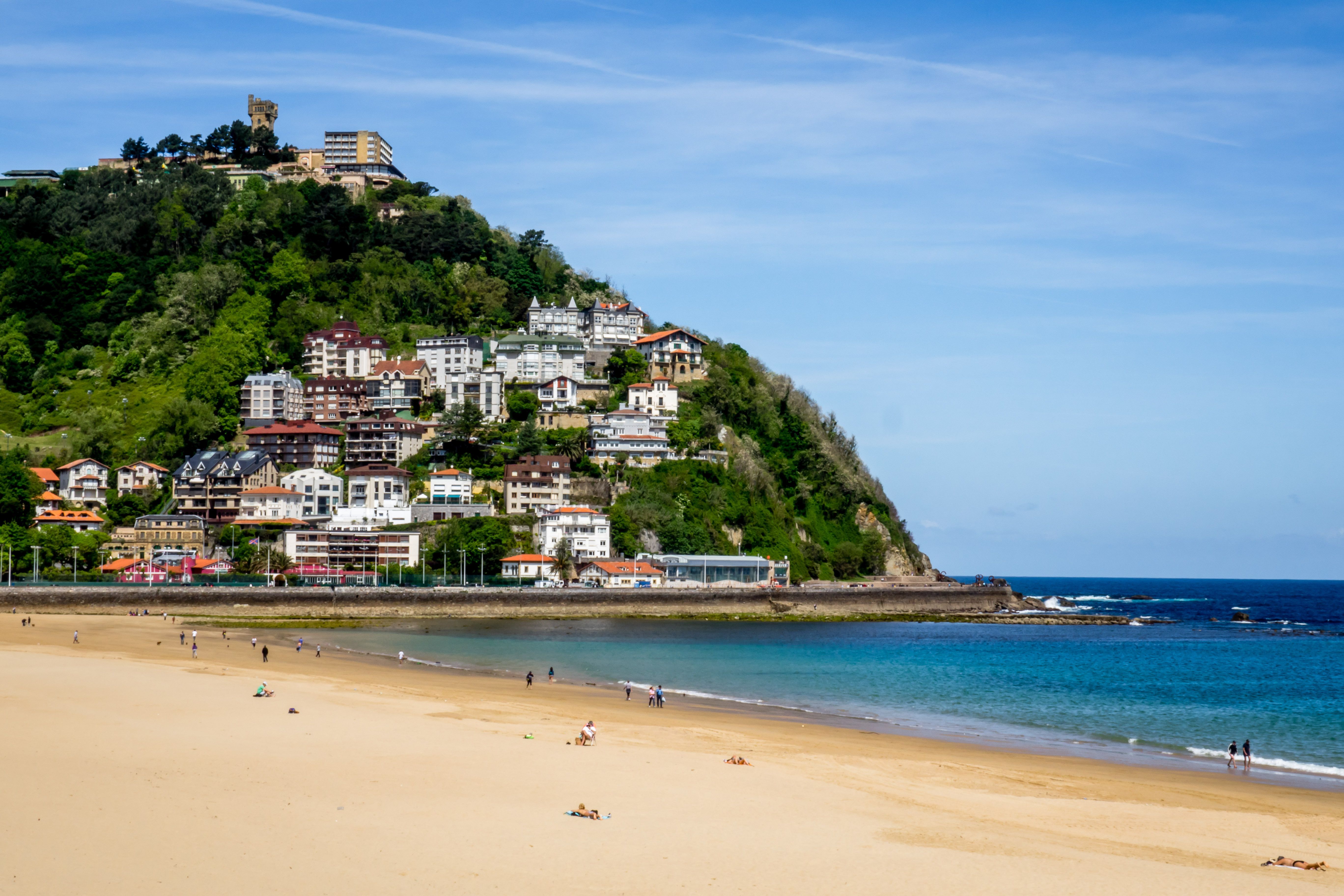 Сан себастьян фото. Доностии-Сан-Себастьяна. Donostia Испания. Доностия/Сан-Себастьян город. Пляж в городе Сан Себастьян.