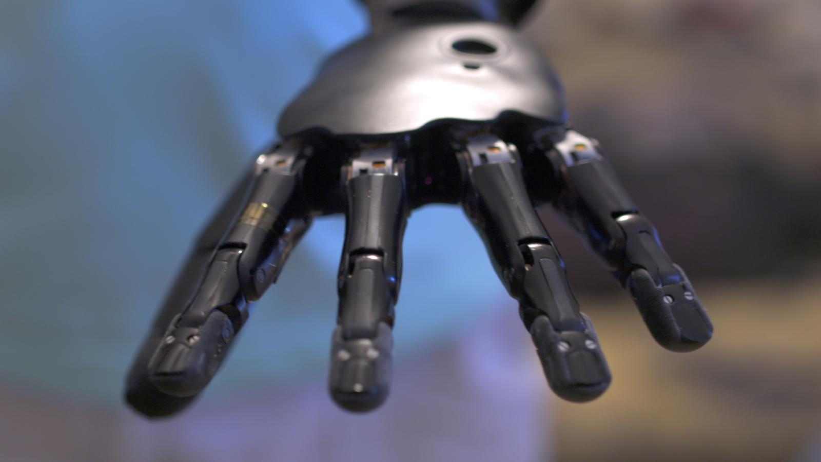 The most advanced robotic arm inqz.com