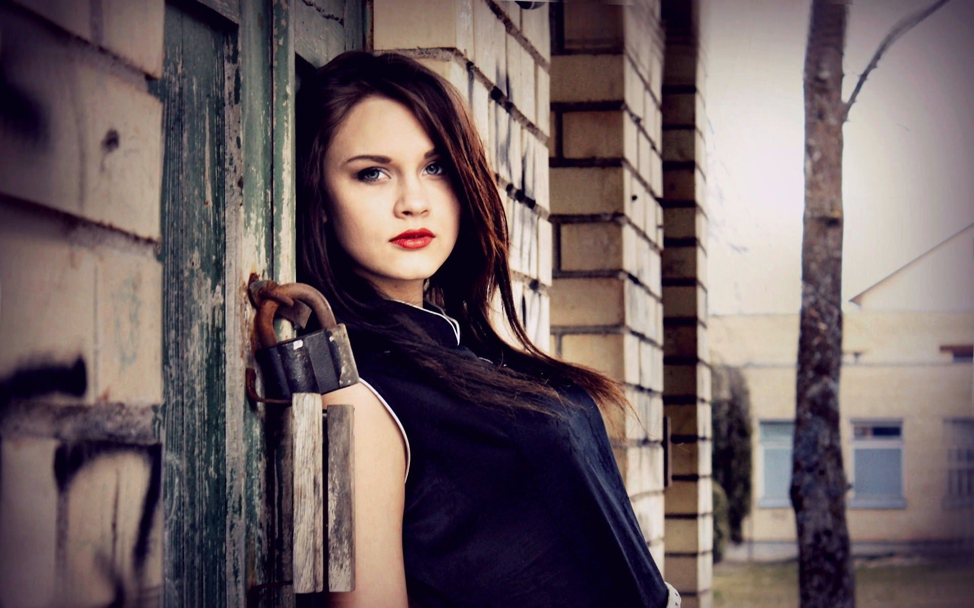 7012343 Building Fashion Girl Model .milpitasbeat.com