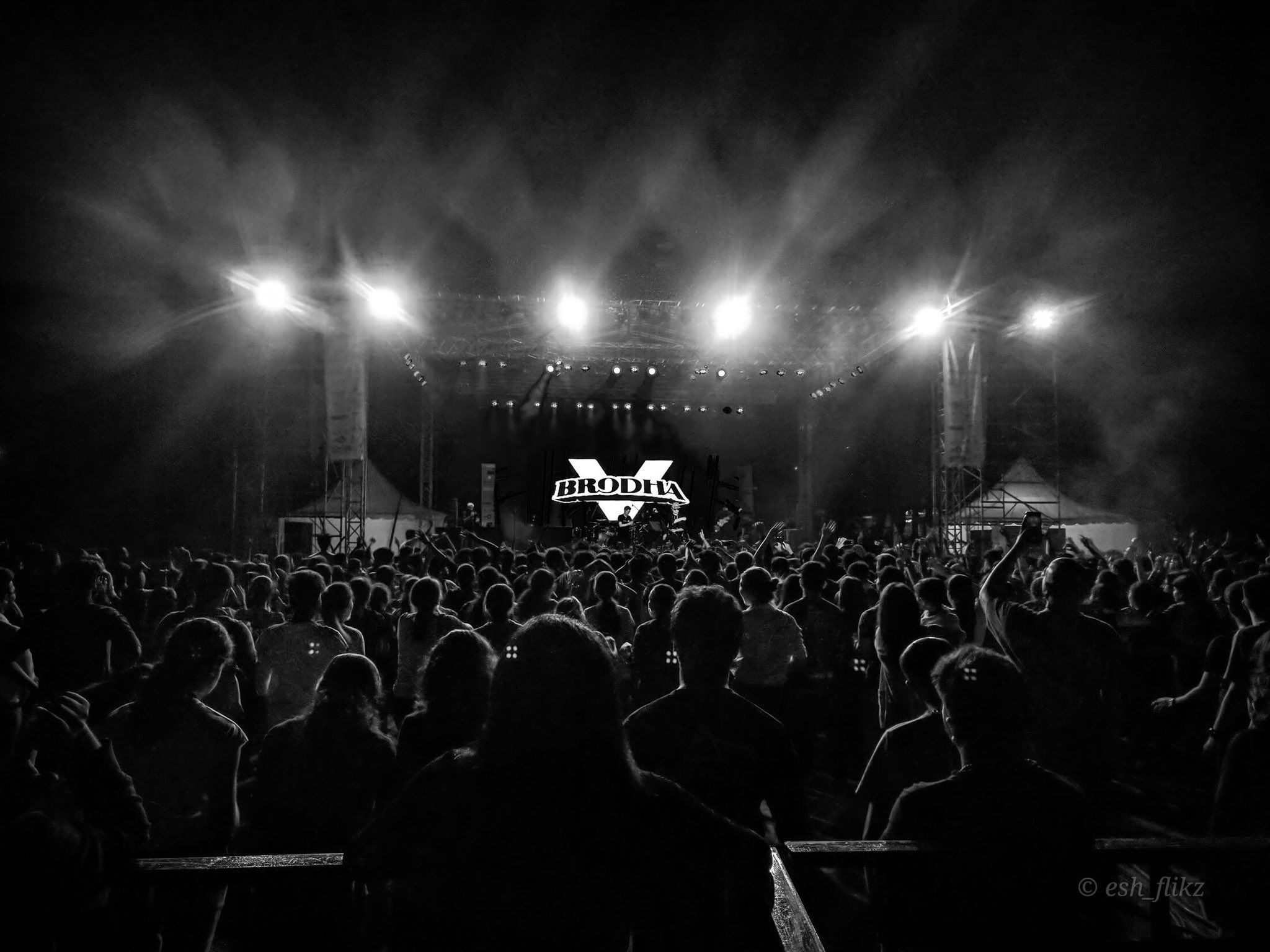 Brodha V can buy views .twitter.com